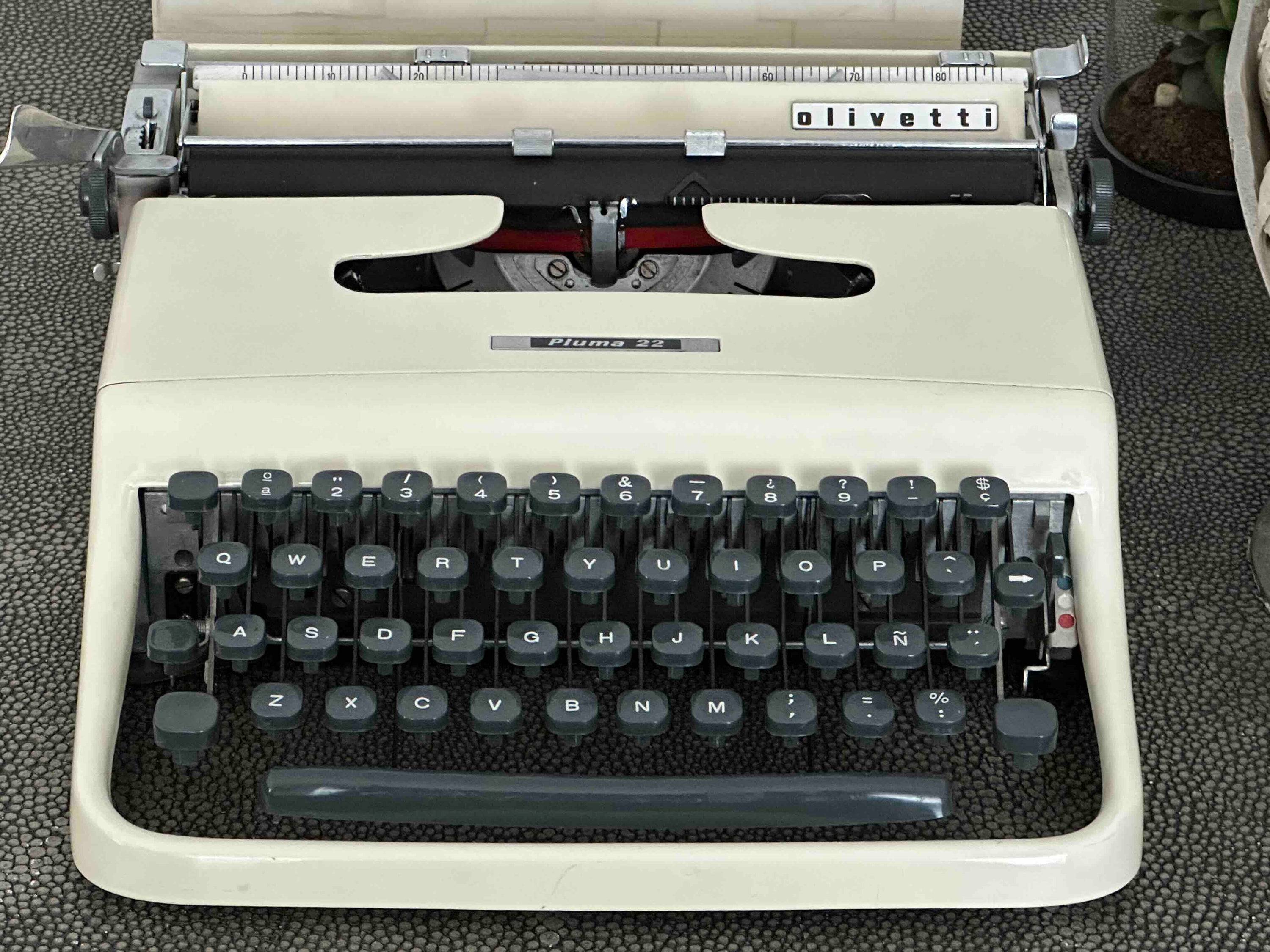 Olivetti Pluma 22 / Lettera 22 Typewriter with Qwerty Layout, Cream, 1960s, Fully Functional