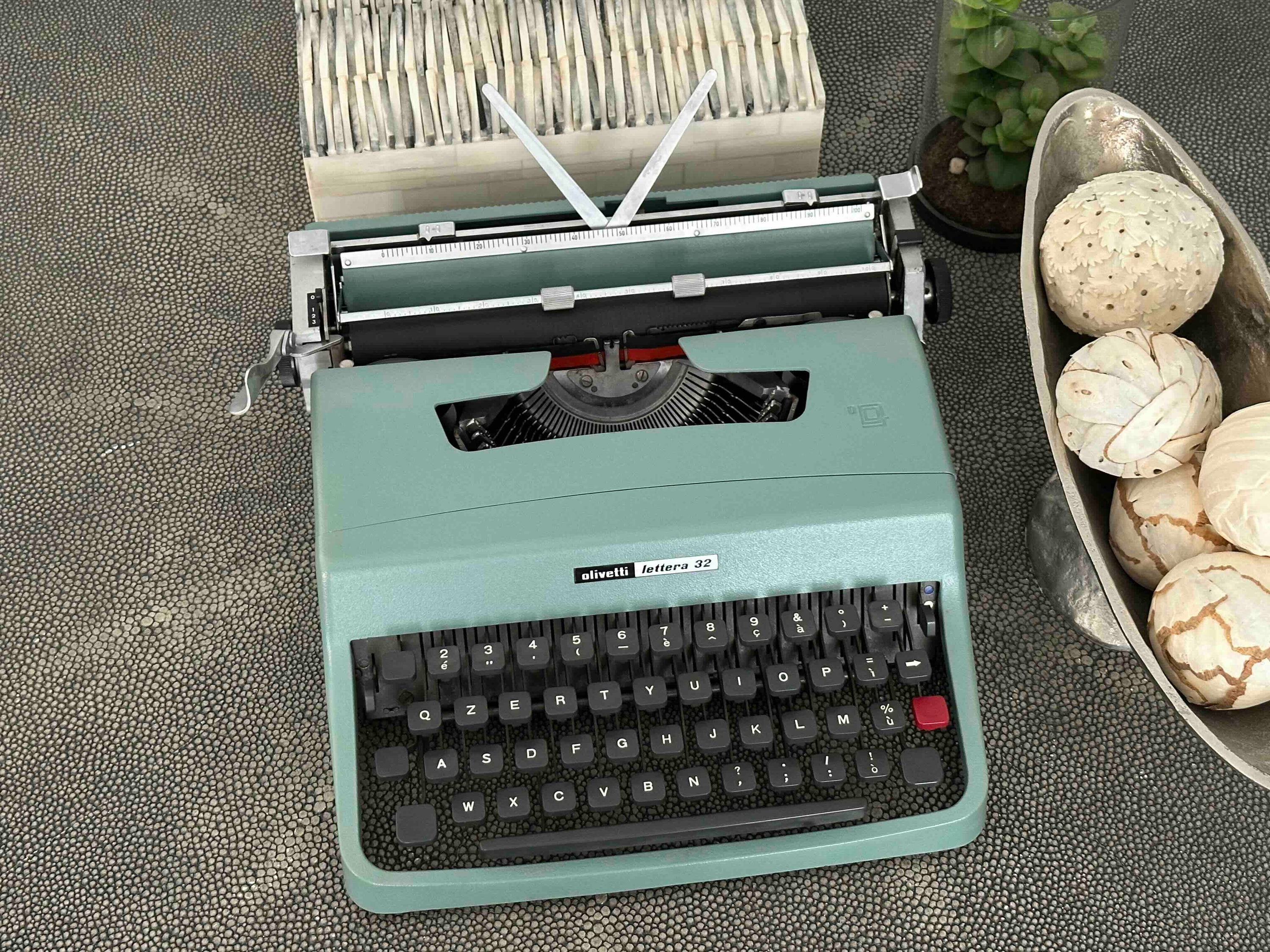 Olivetti Lettera 32 Typewriter with Qzerty Layout, 1970, 11 CPI, Fully Functional