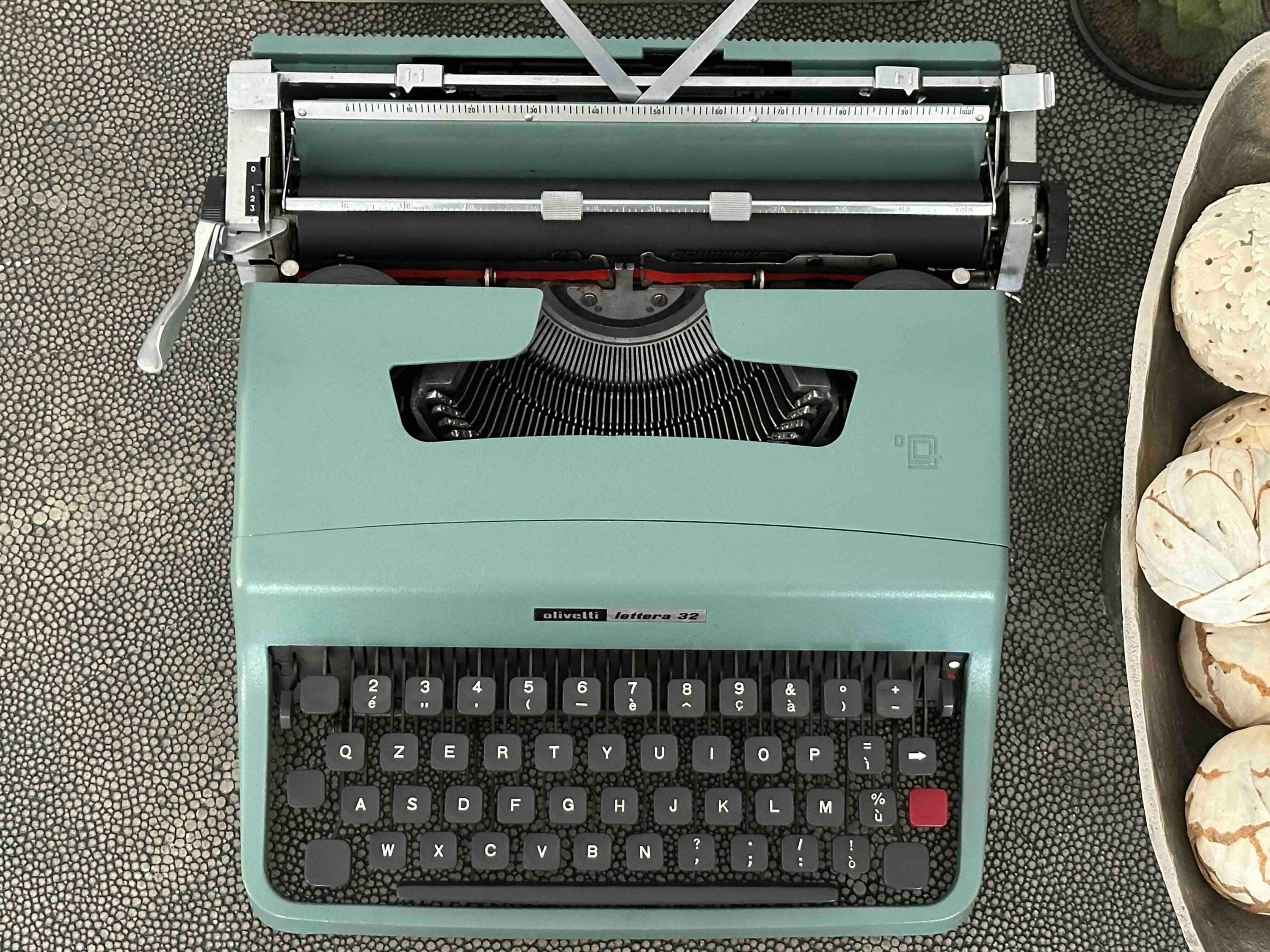Olivetti Lettera 32 Typewriter with Qzerty Layout, 1970, 11 CPI, Fully Functional