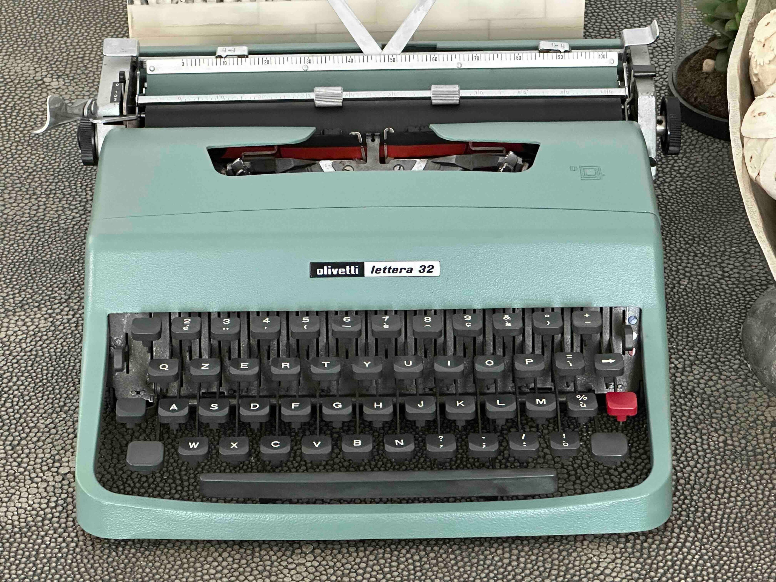 Olivetti Lettera 32 Typewriter with Qzerty Layout, 1970, 11 CPI, Fully Functional