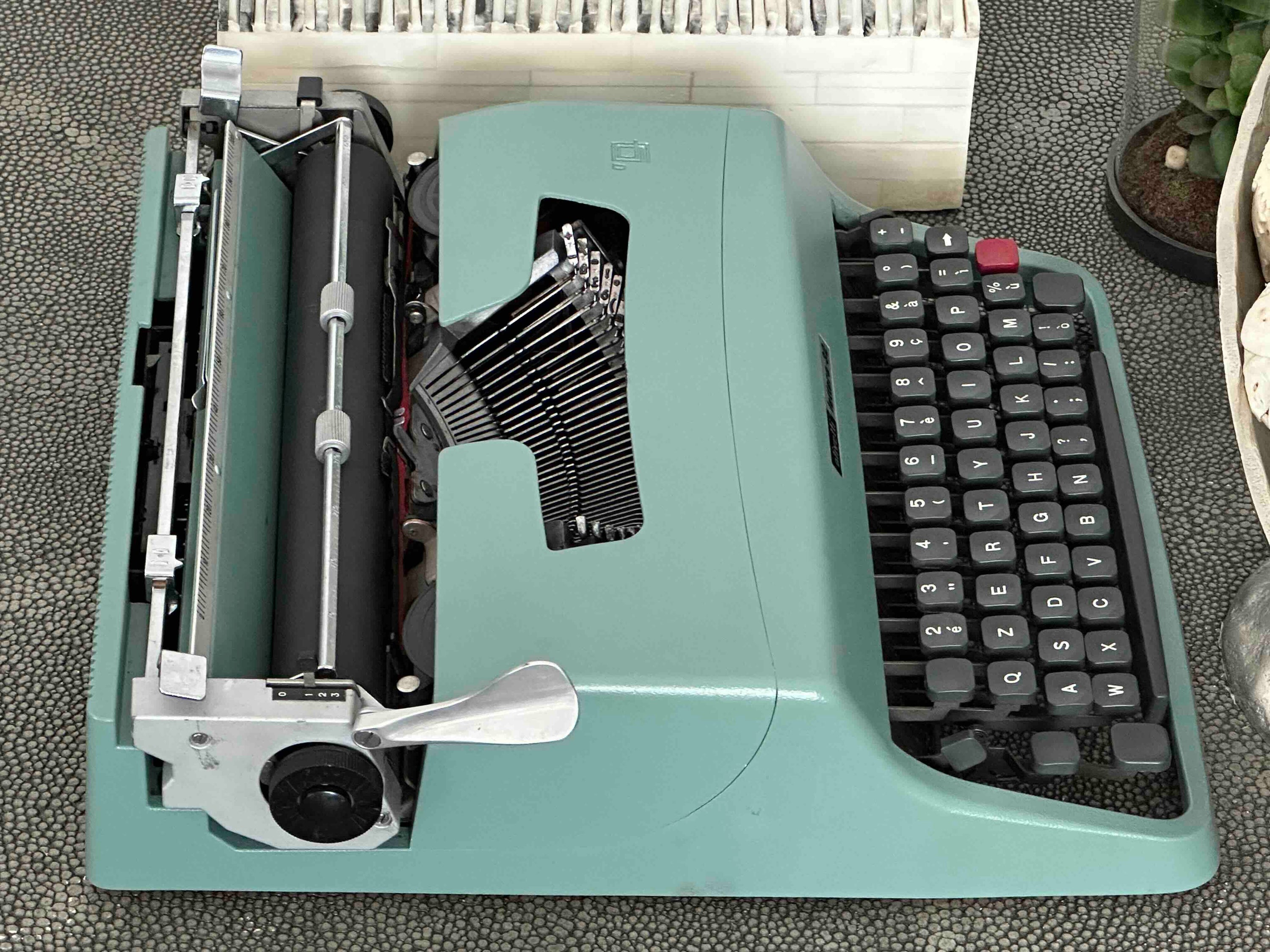 Olivetti Lettera 32 Typewriter with Qzerty Layout, 1970, 11 CPI, Fully Functional