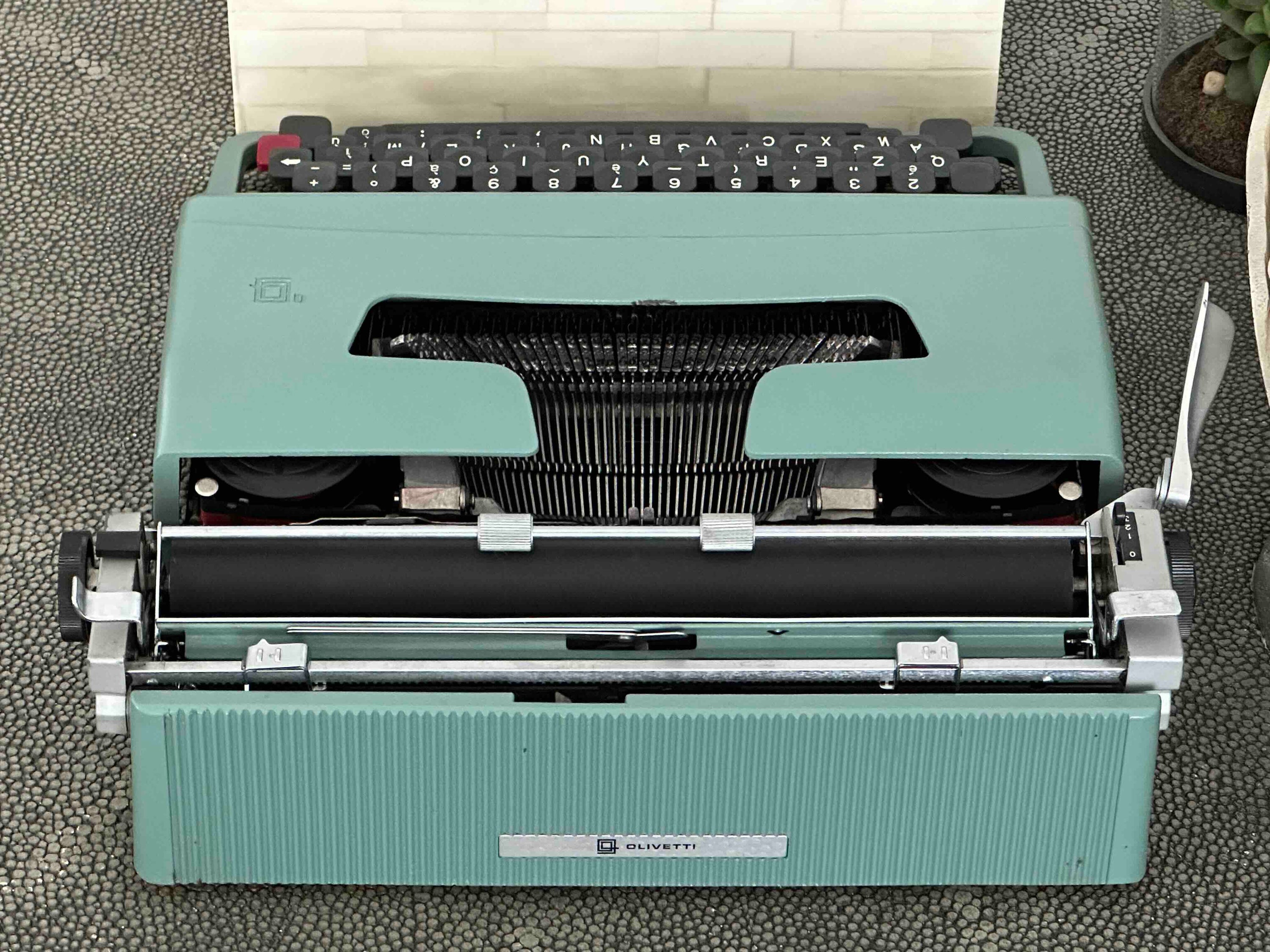 Olivetti Lettera 32 Typewriter with Qzerty Layout, 1970, 11 CPI, Fully Functional