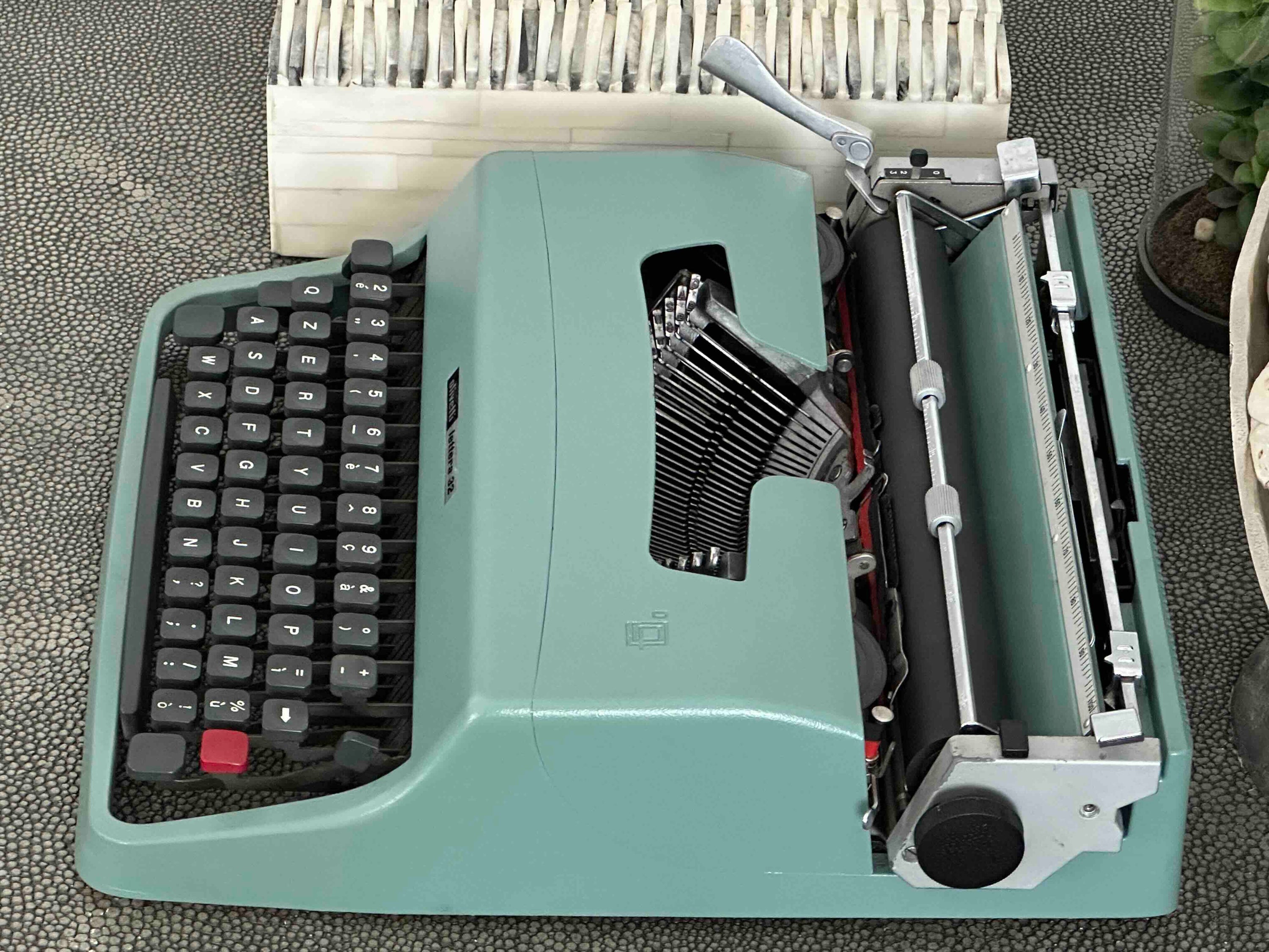 Olivetti Lettera 32 Typewriter with Qzerty Layout, 1970, 11 CPI, Fully Functional
