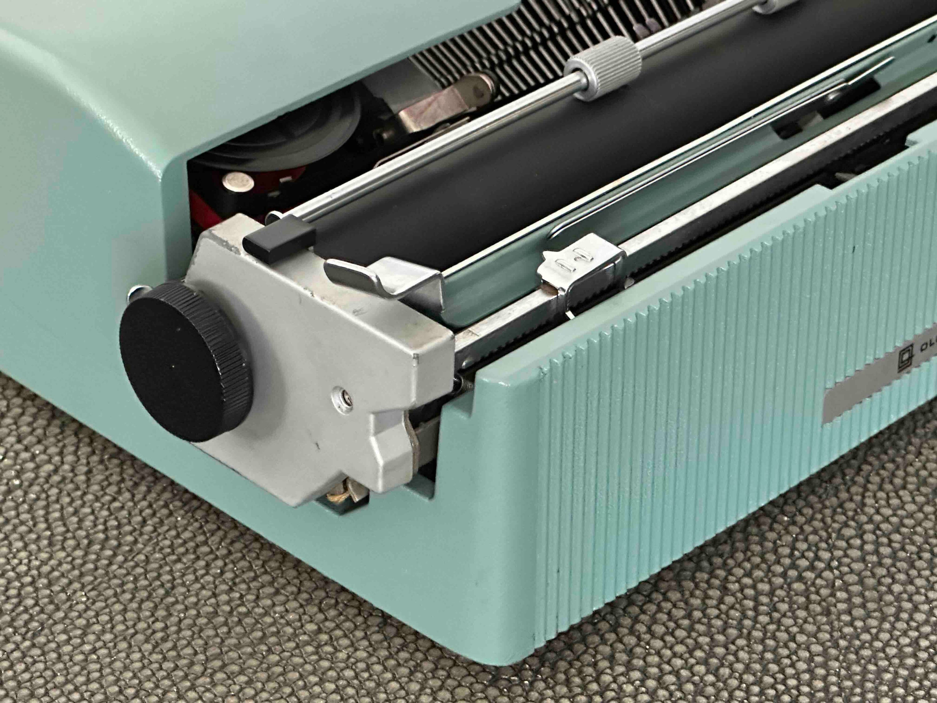 Olivetti Lettera 32 Typewriter with Qzerty Layout, 1970, 11 CPI, Fully Functional