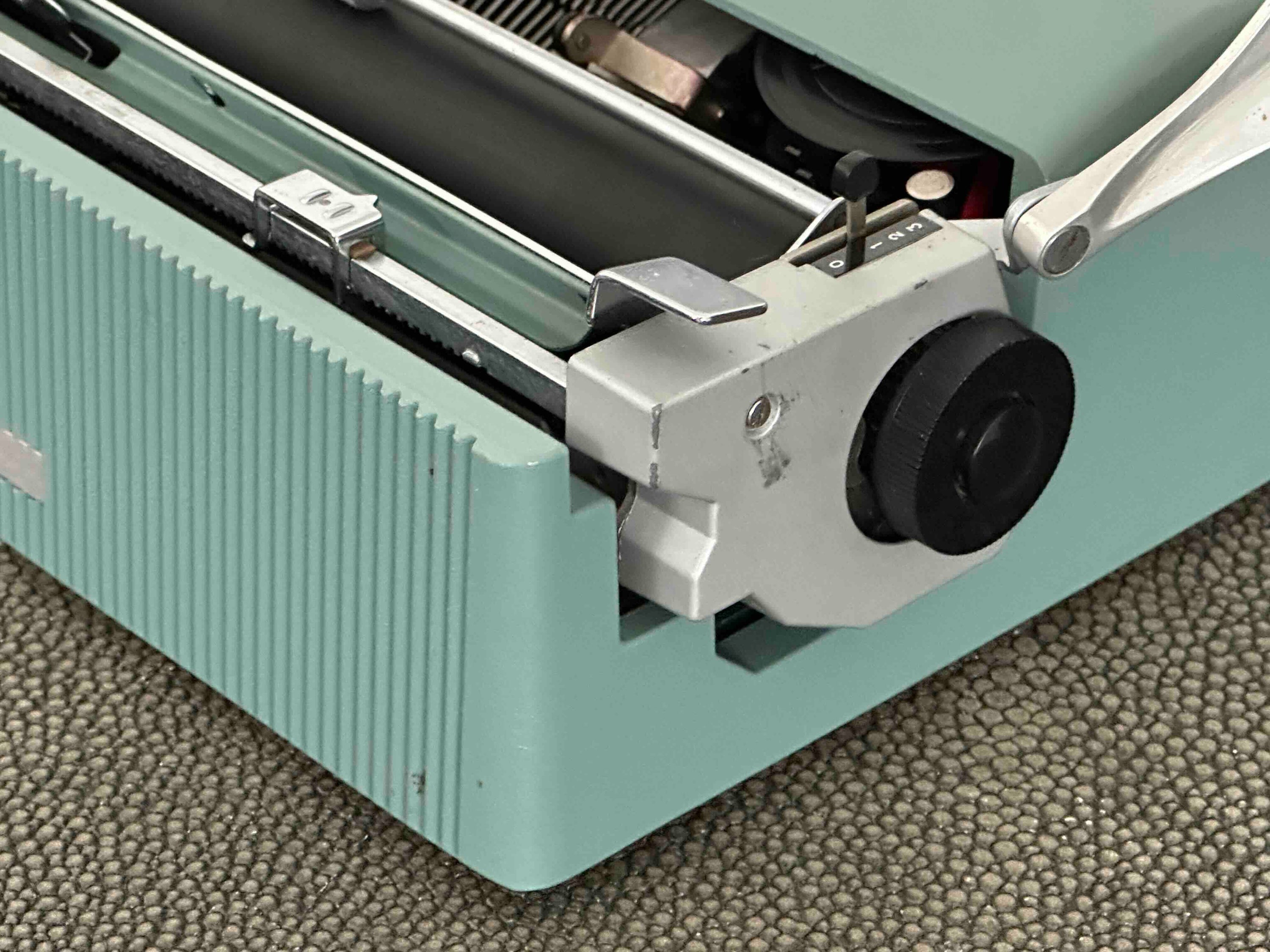 Olivetti Lettera 32 Typewriter with Qzerty Layout, 1970, 11 CPI, Fully Functional