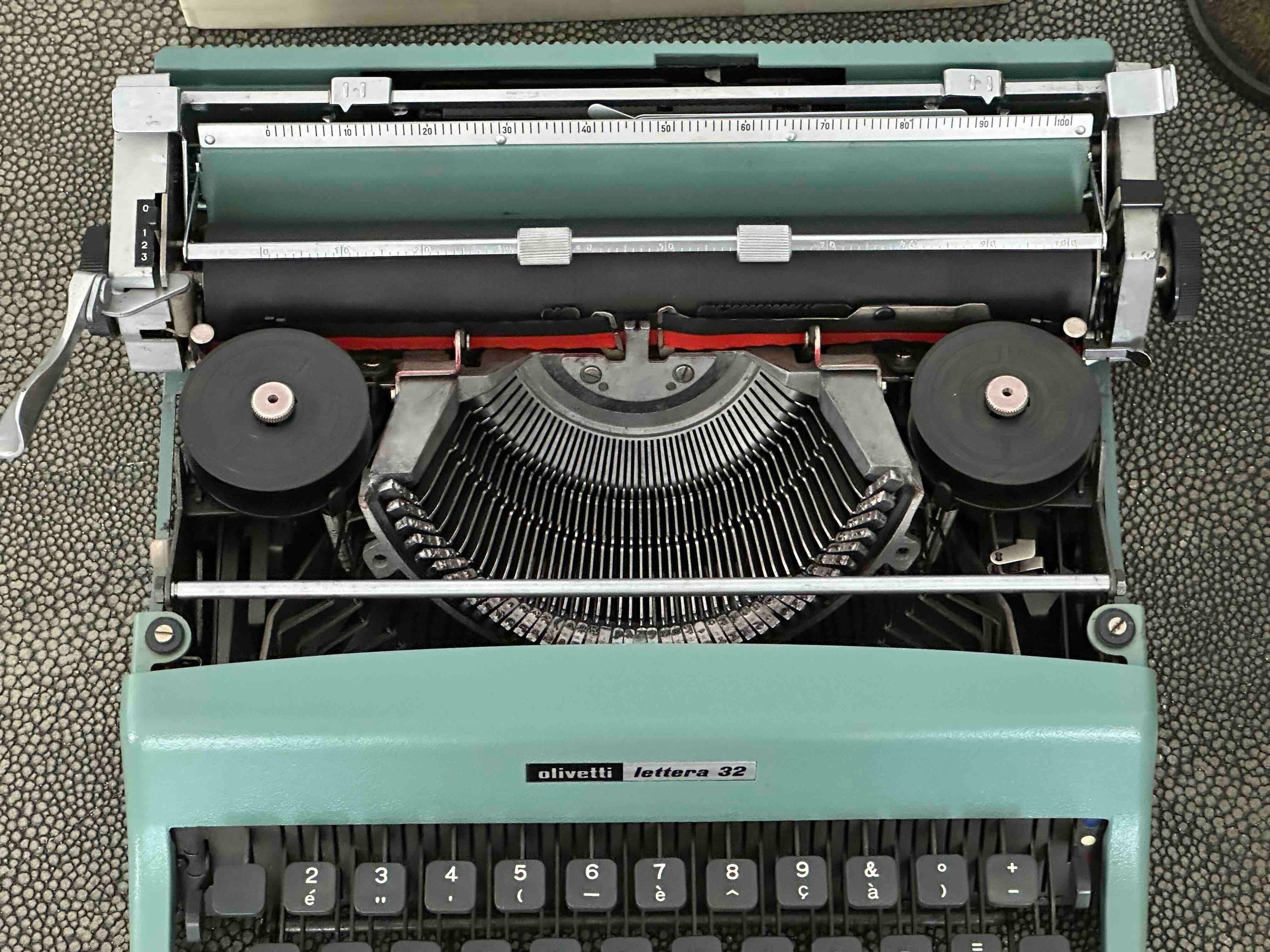 Olivetti Lettera 32 Typewriter with Qzerty Layout, 1970, 11 CPI, Fully Functional