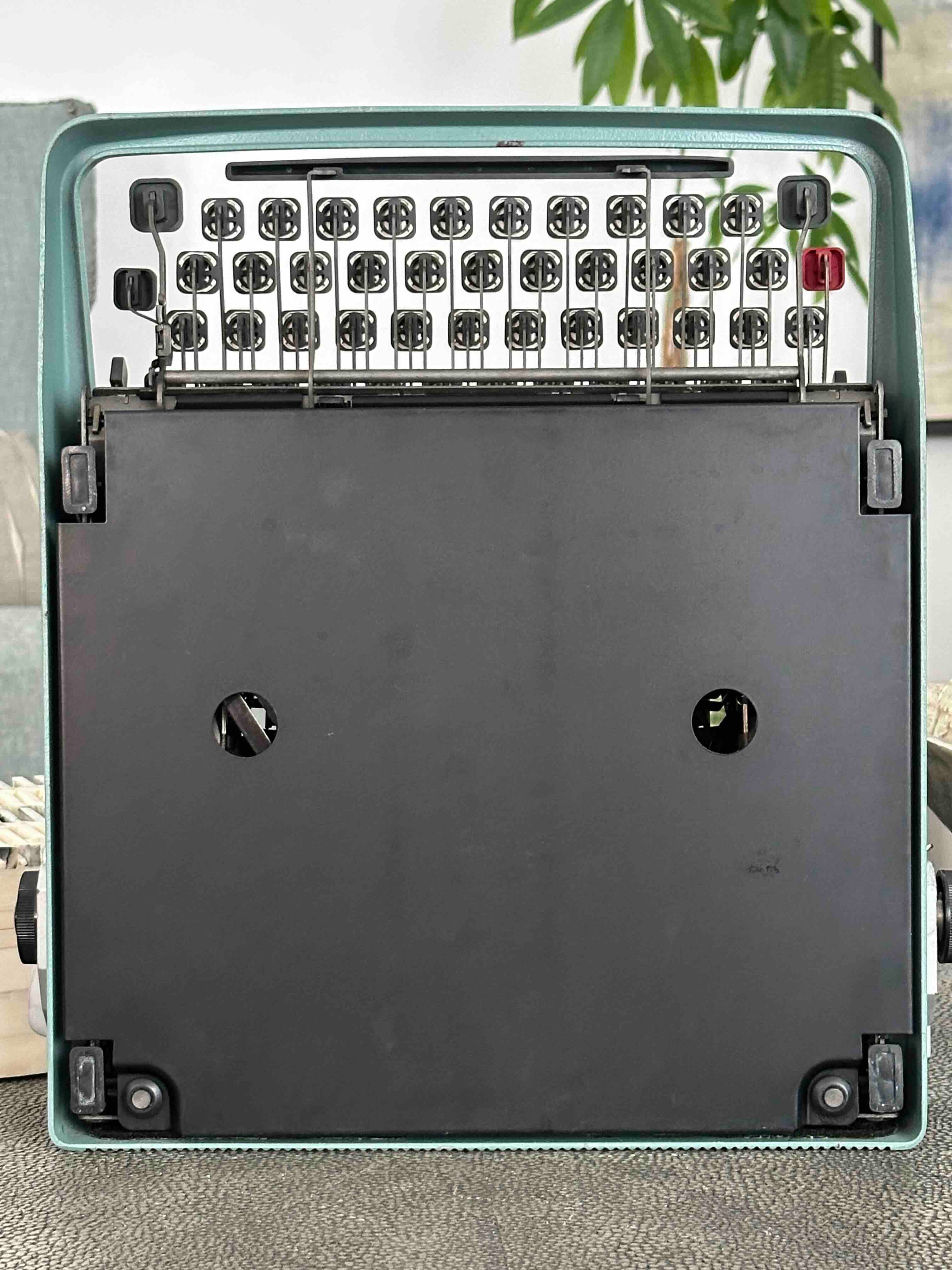 Olivetti Lettera 32 Typewriter with Qzerty Layout, 1970, 11 CPI, Fully Functional