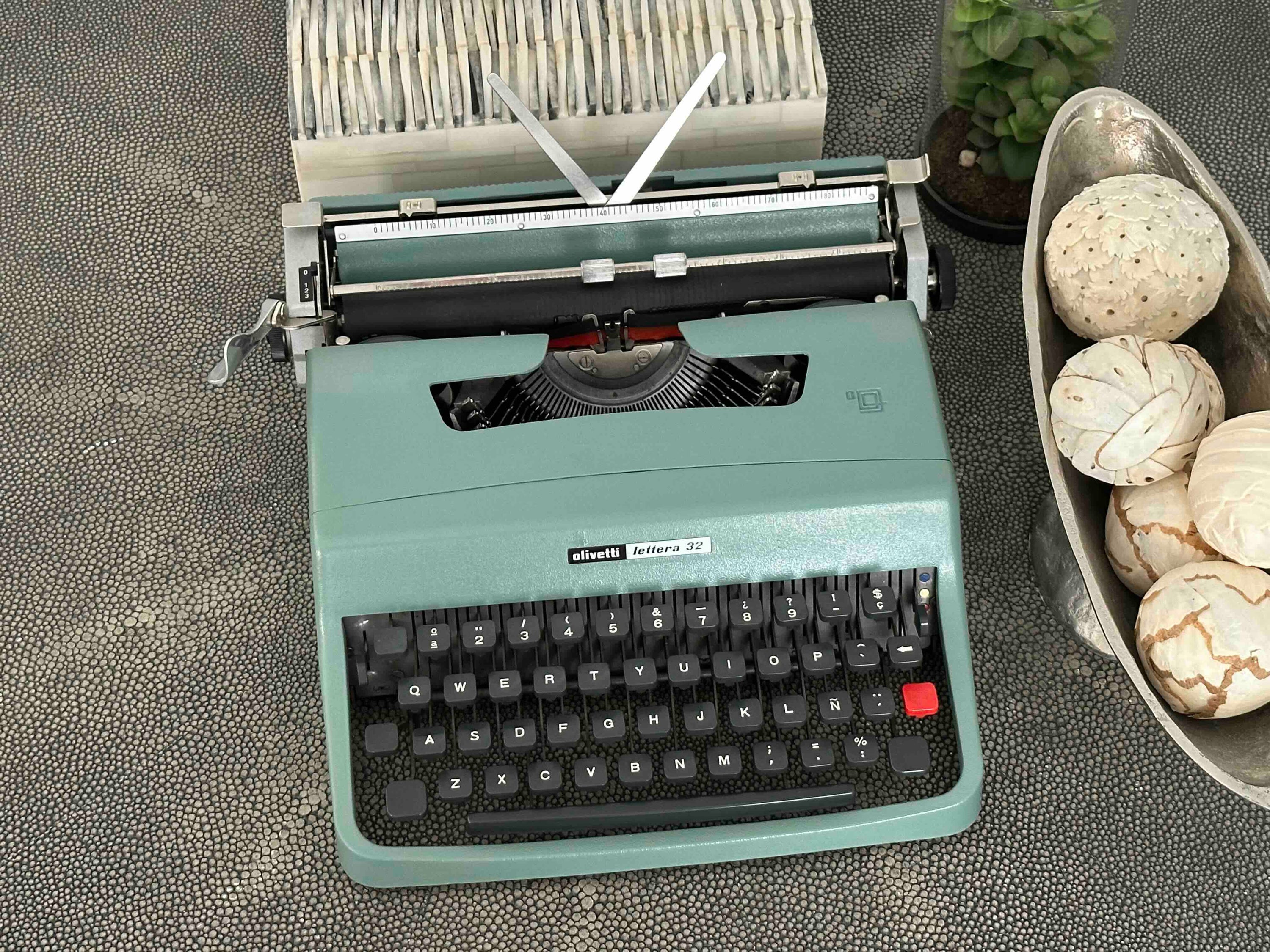 RARE Olivetti Lettera 32 Typewriter with Sans Serif Cubic Font and Qwerty Layout, 1974, Fully Functional