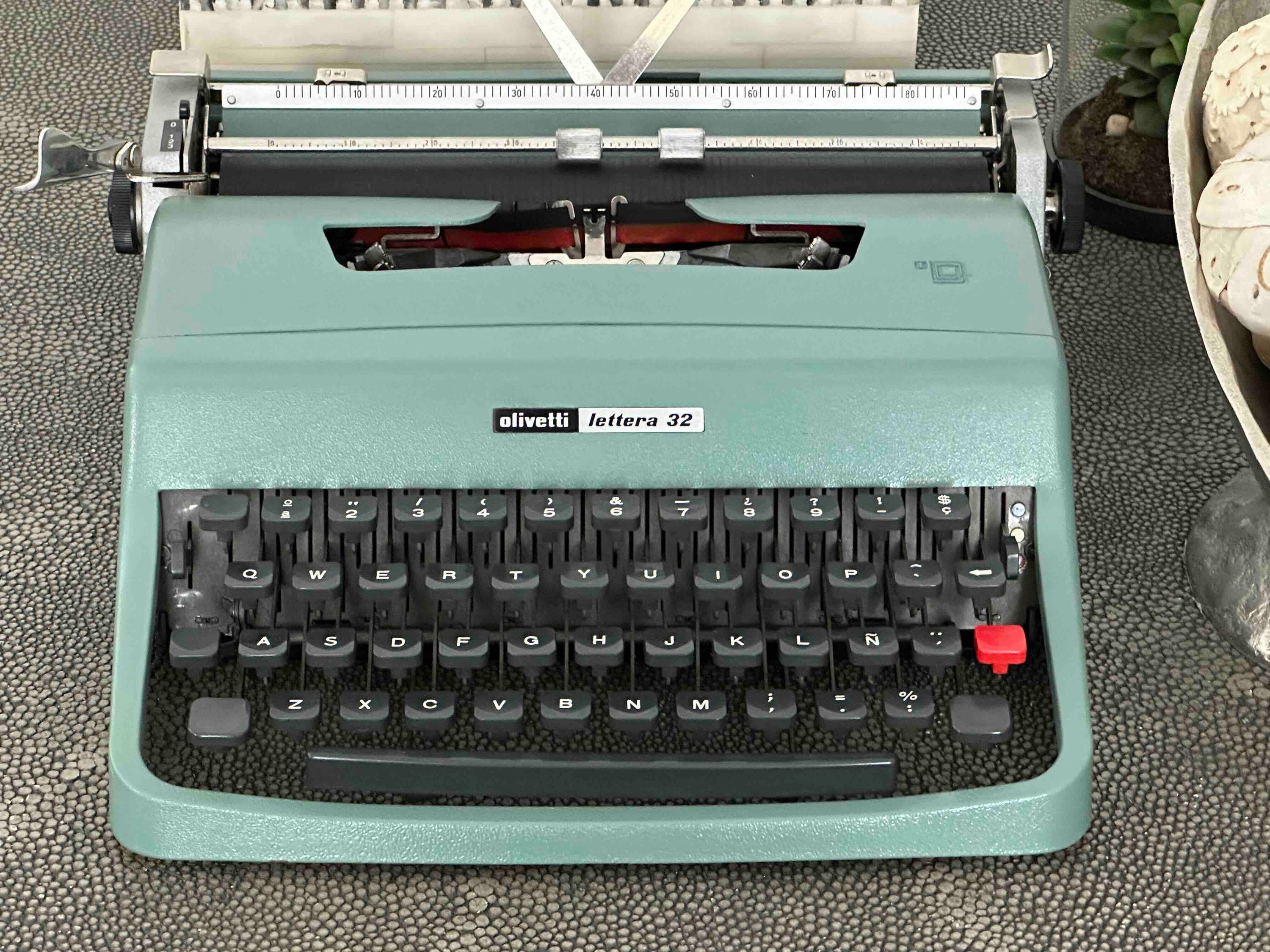 RARE Olivetti Lettera 32 Typewriter with Sans Serif Cubic Font and Qwerty Layout, 1974, Fully Functional