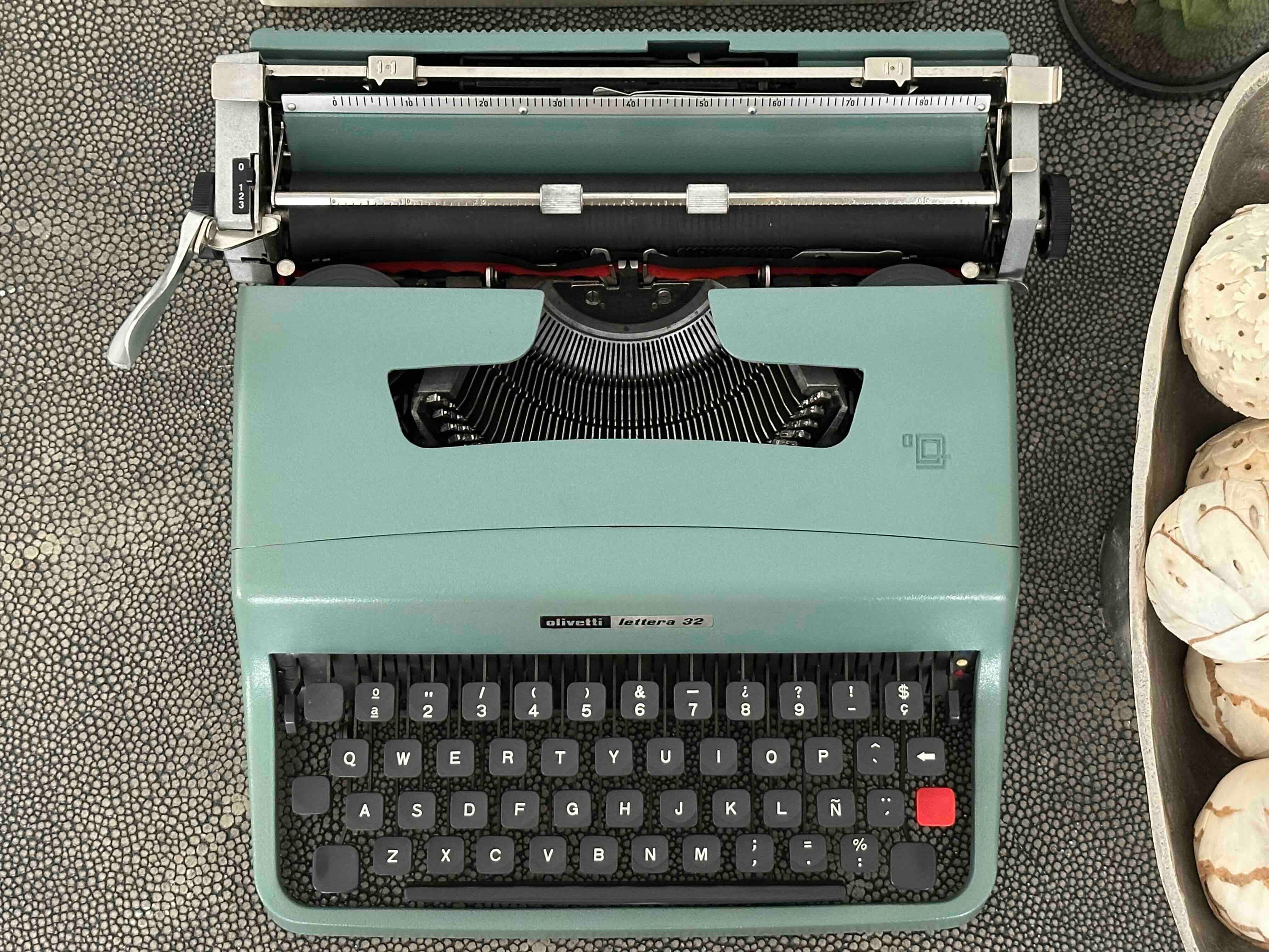 RARE Olivetti Lettera 32 Typewriter with Sans Serif Cubic Font and Qwerty Layout, 1974, Fully Functional