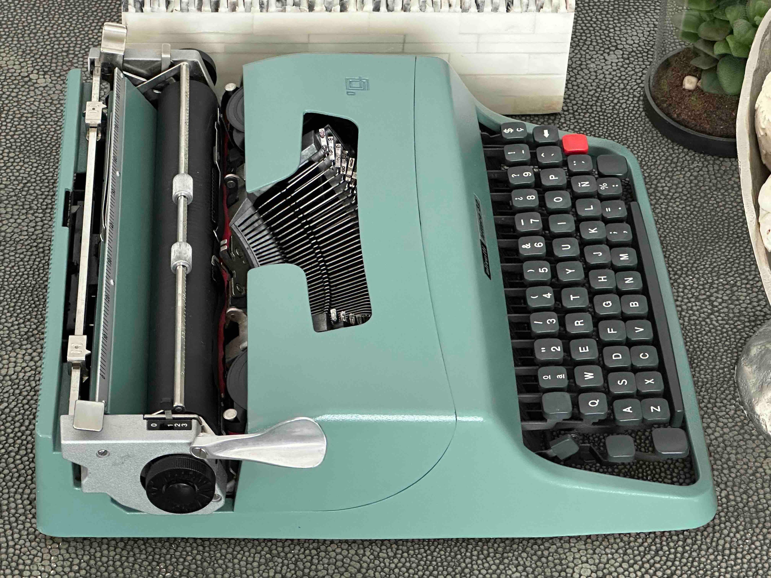 RARE Olivetti Lettera 32 Typewriter with Sans Serif Cubic Font and Qwerty Layout, 1974, Fully Functional