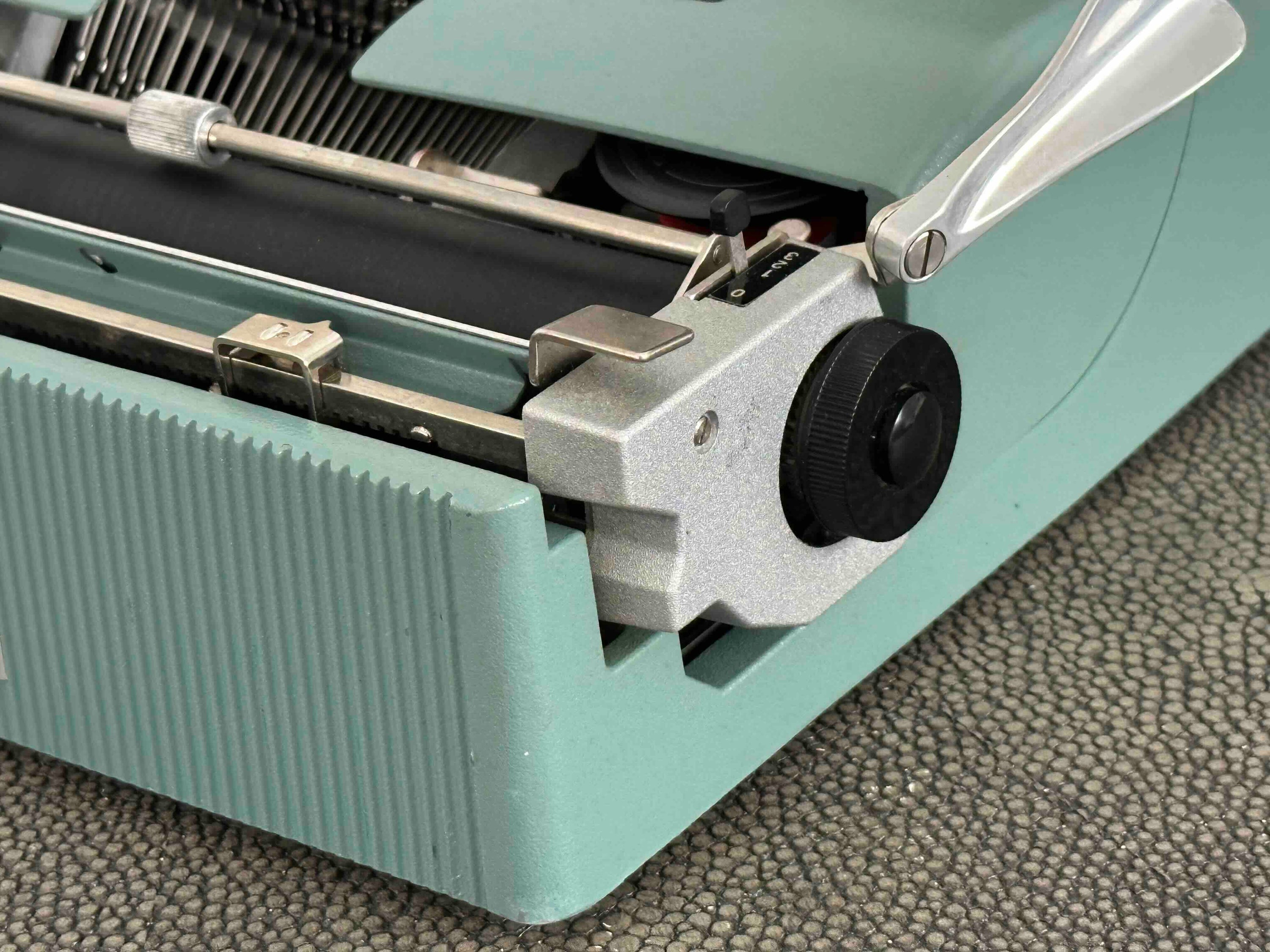 RARE Olivetti Lettera 32 Typewriter with Sans Serif Cubic Font and Qwerty Layout, 1974, Fully Functional