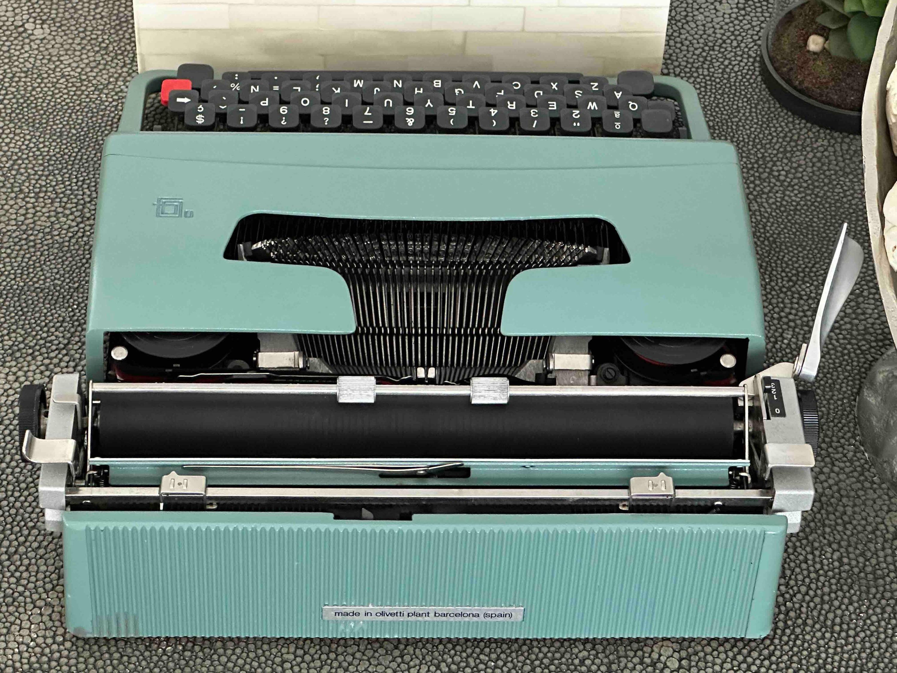RARE Olivetti Lettera 32 Typewriter with Sans Serif Cubic Font and Qwerty Layout, 1974, Fully Functional
