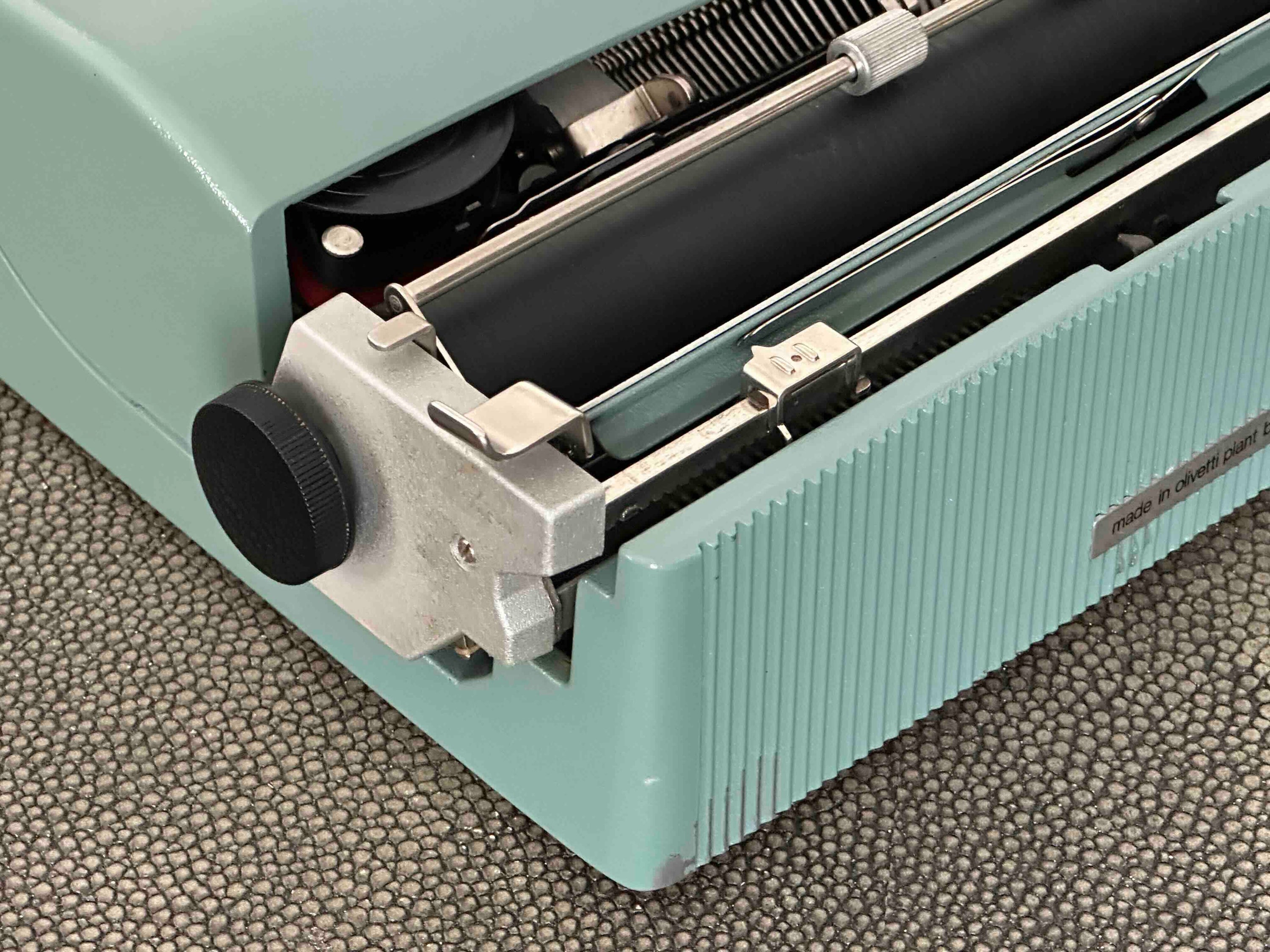 RARE Olivetti Lettera 32 Typewriter with Sans Serif Cubic Font and Qwerty Layout, 1974, Fully Functional