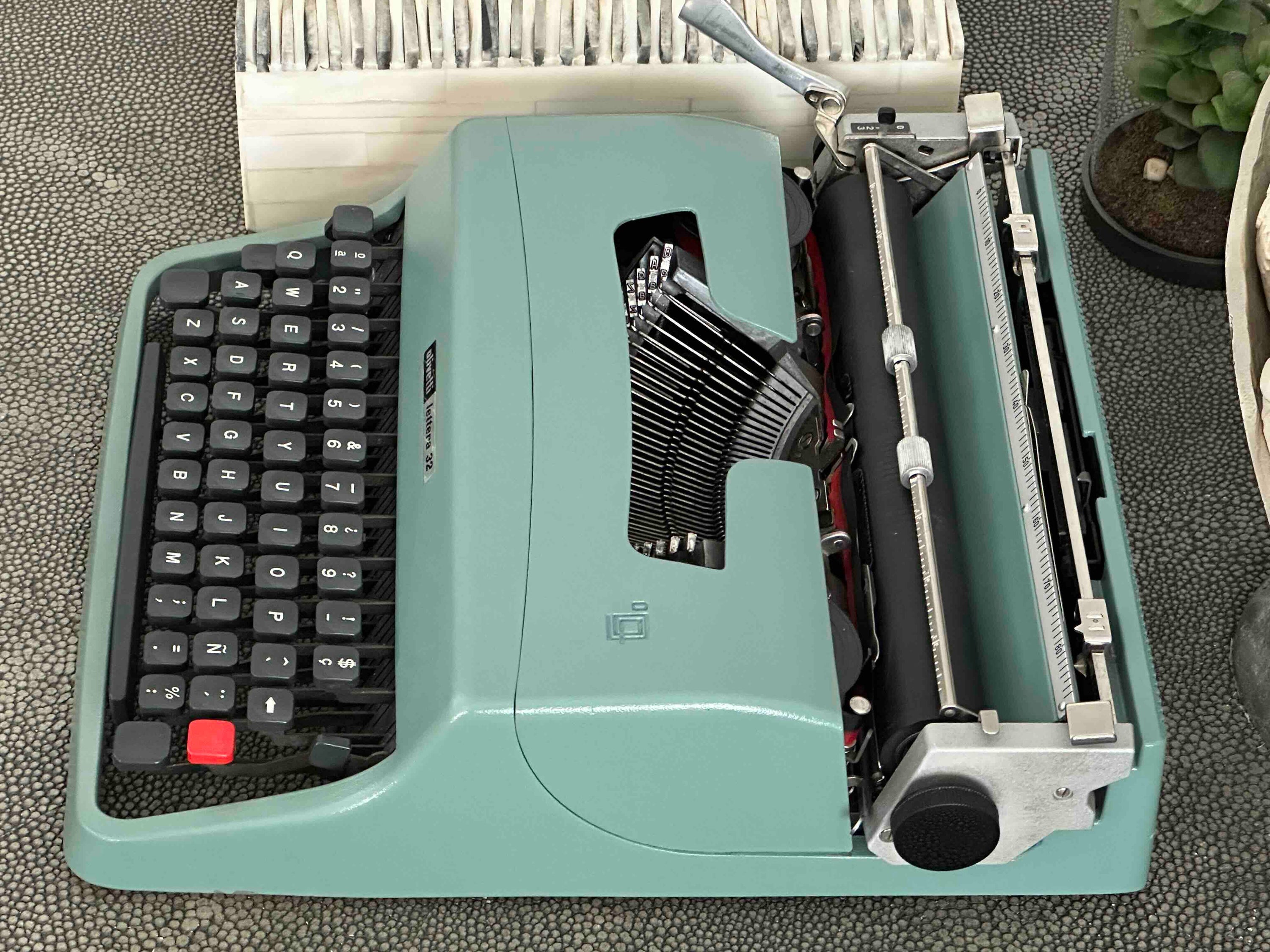 RARE Olivetti Lettera 32 Typewriter with Sans Serif Cubic Font and Qwerty Layout, 1974, Fully Functional