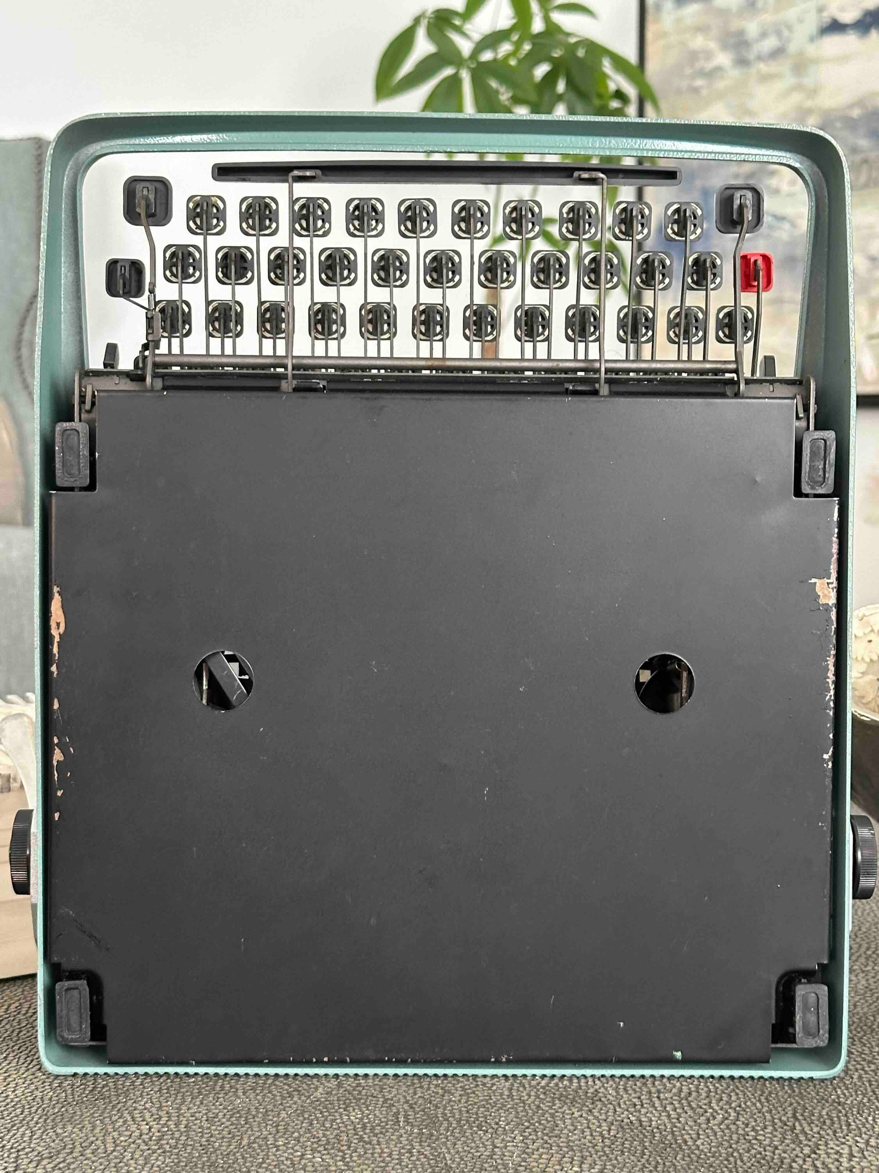 RARE Olivetti Lettera 32 Typewriter with Sans Serif Cubic Font and Qwerty Layout, 1974, Fully Functional