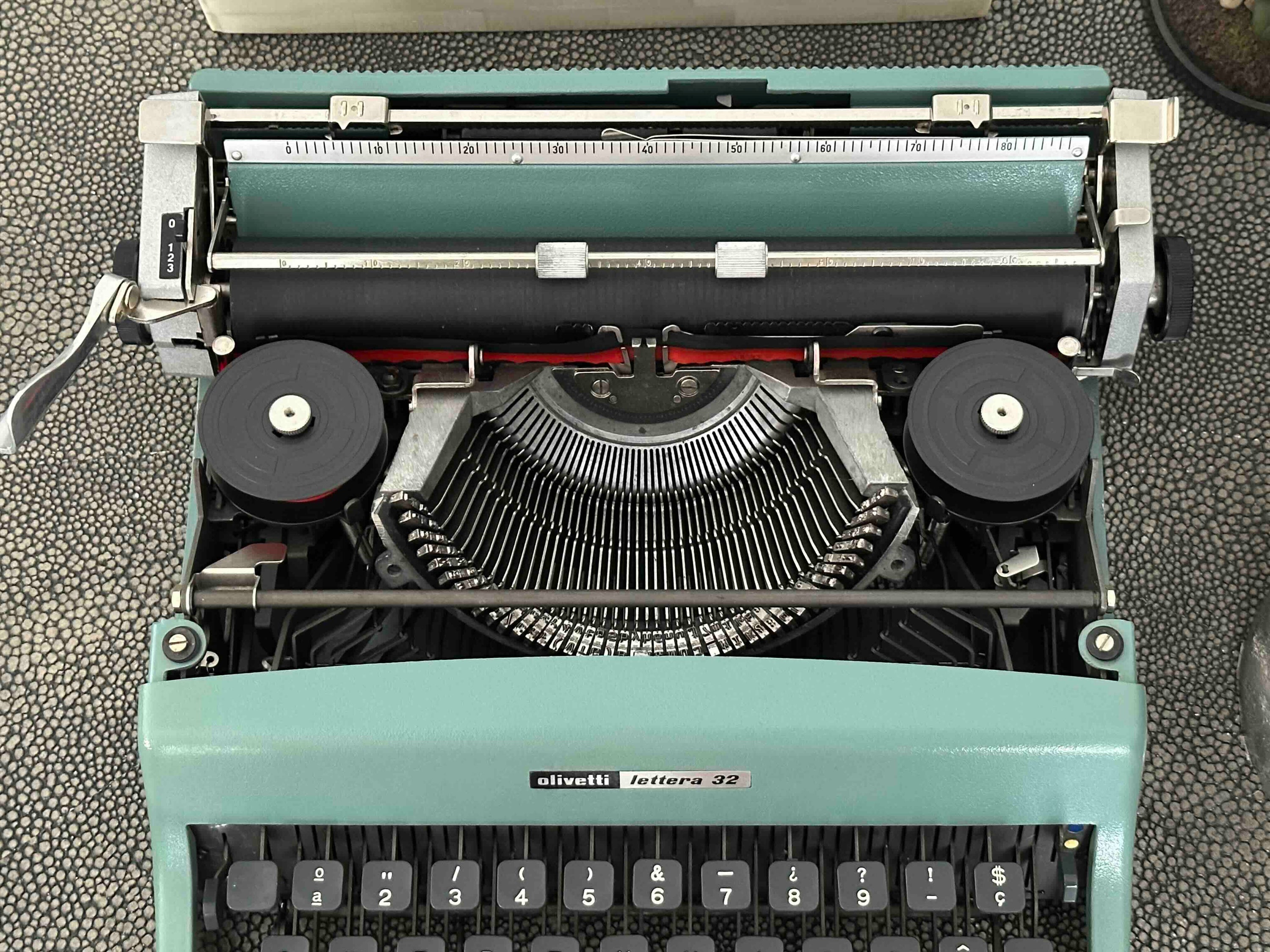 RARE Olivetti Lettera 32 Typewriter with Sans Serif Cubic Font and Qwerty Layout, 1974, Fully Functional