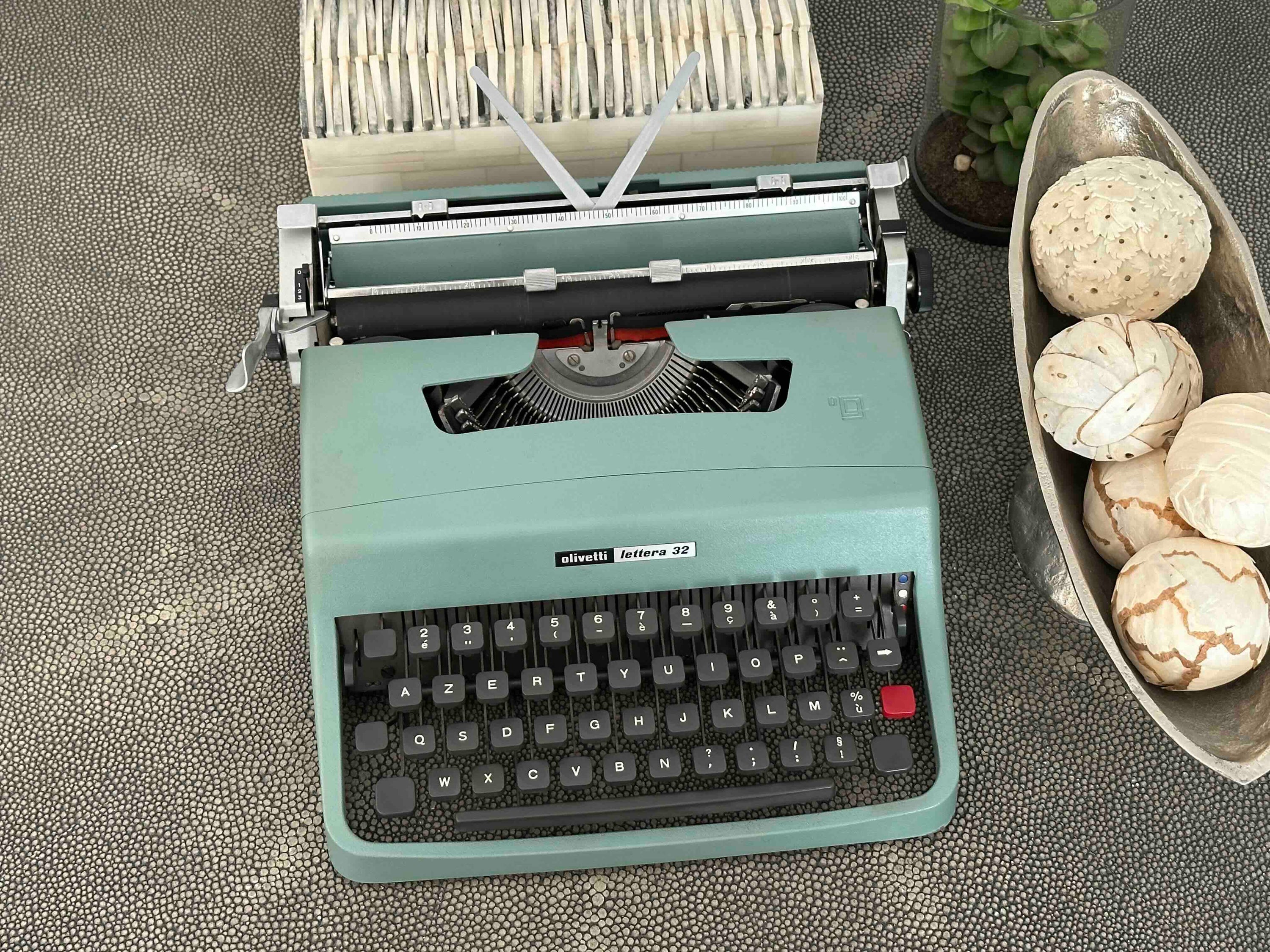 Olivetti Lettera 32 Typewriter with Azerty Layout, 1968, Made in Spain, Fully Functional