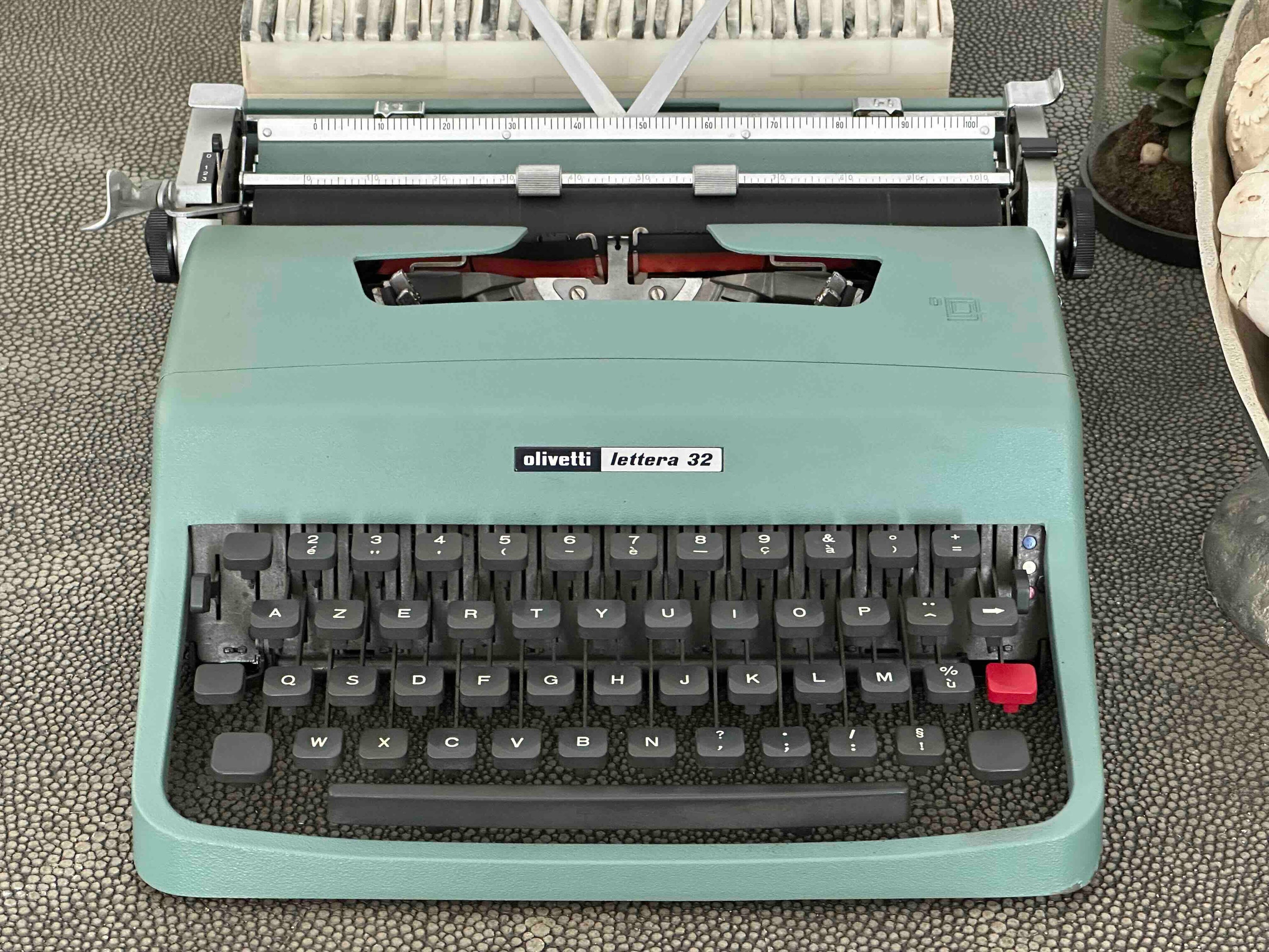 Olivetti Lettera 32 Typewriter with Azerty Layout, 1968, Made in Spain, Fully Functional