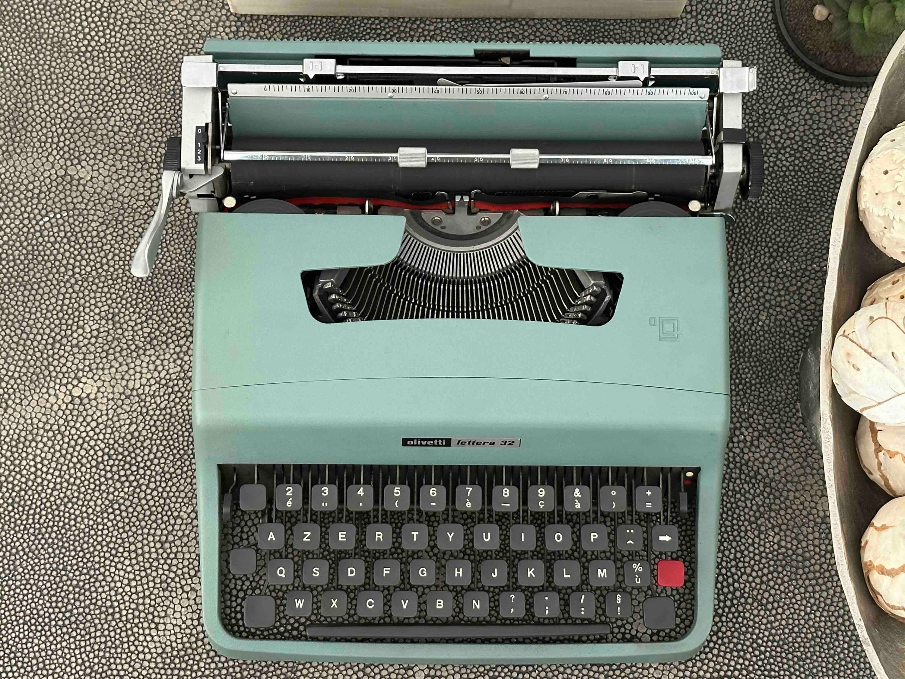 Olivetti Lettera 32 Typewriter with Azerty Layout, 1968, Made in Spain, Fully Functional
