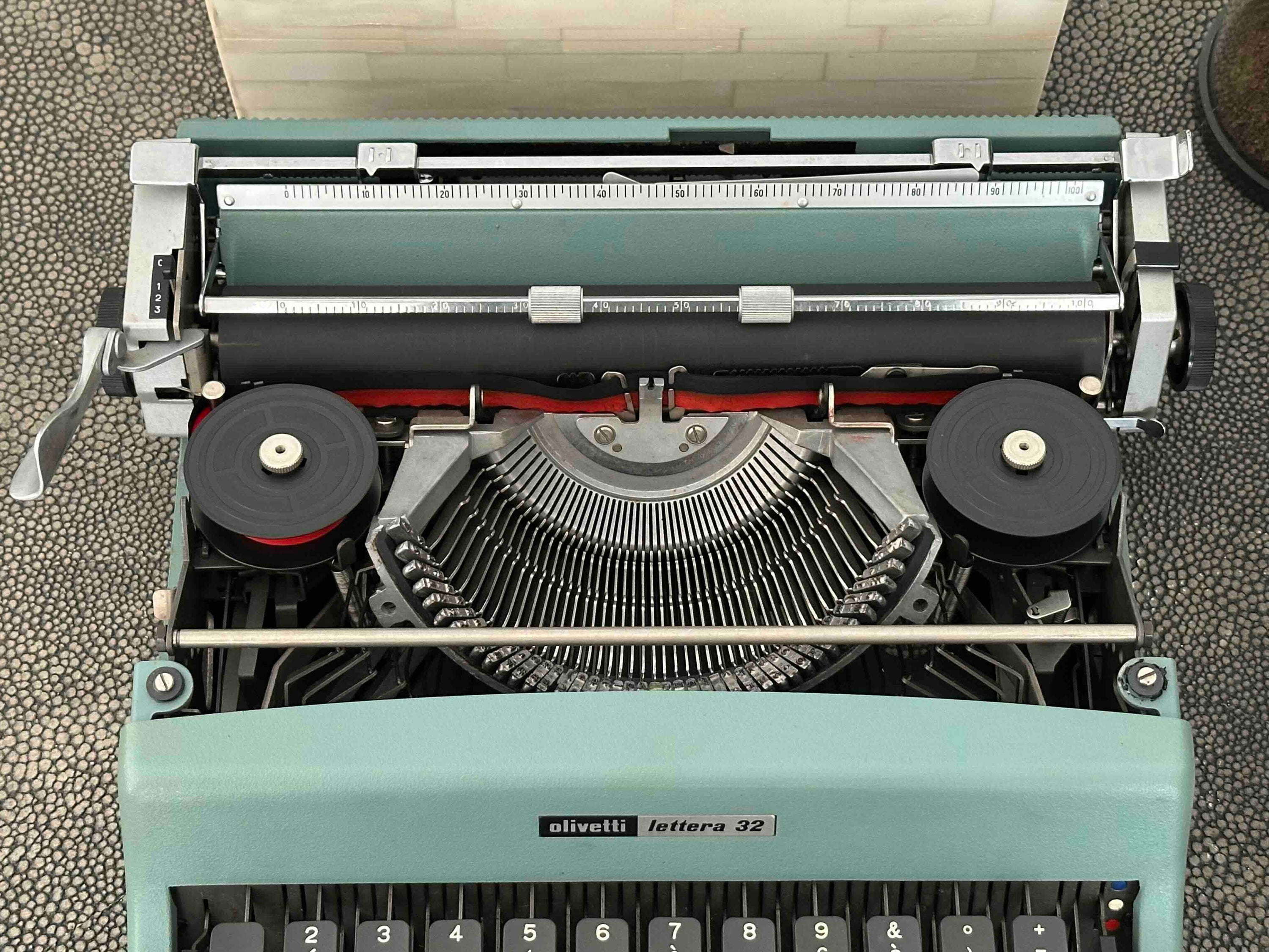 Olivetti Lettera 32 Typewriter with Azerty Layout, 1968, Made in Spain, Fully Functional