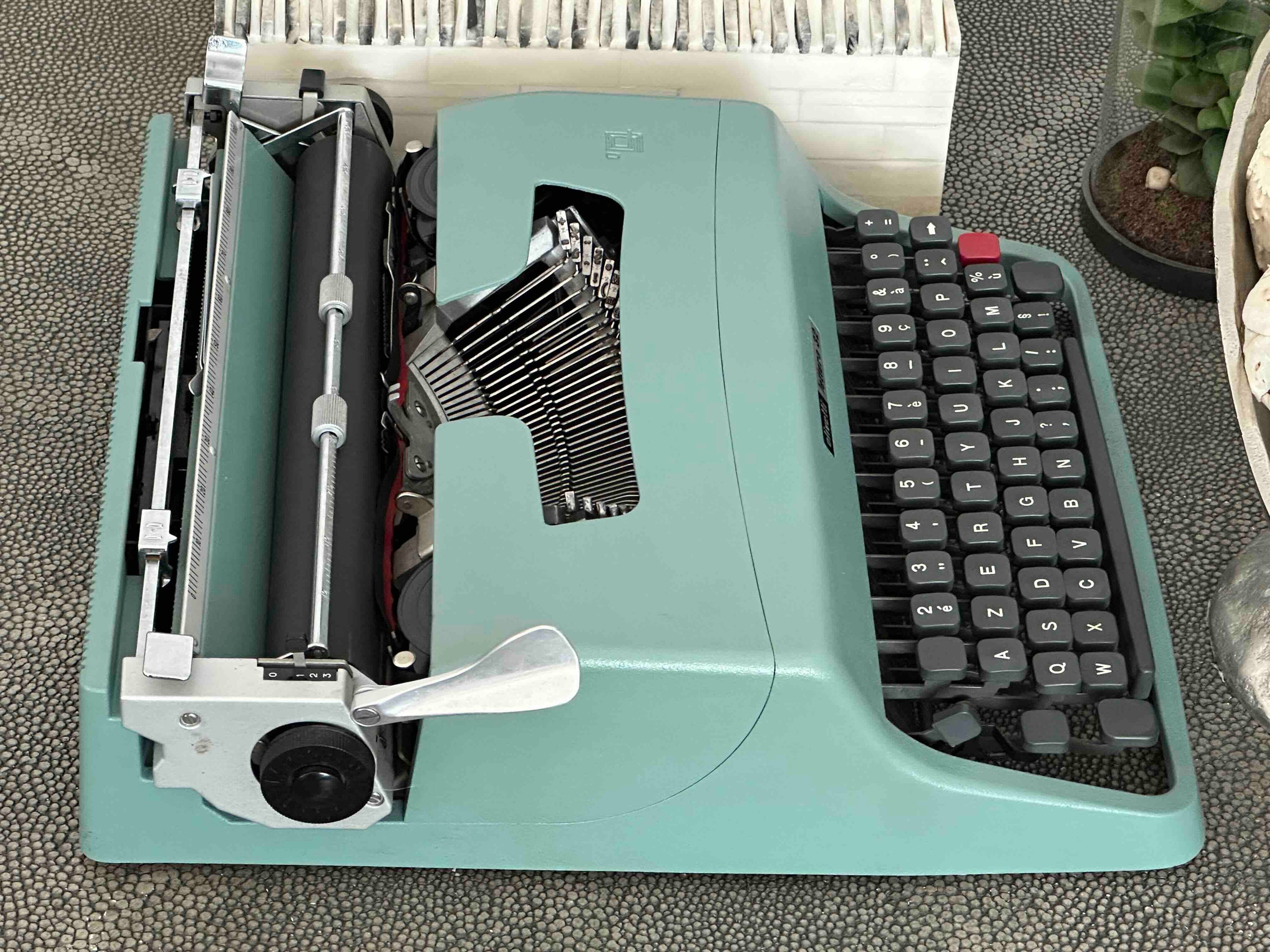 Olivetti Lettera 32 Typewriter with Azerty Layout, 1968, Made in Spain, Fully Functional