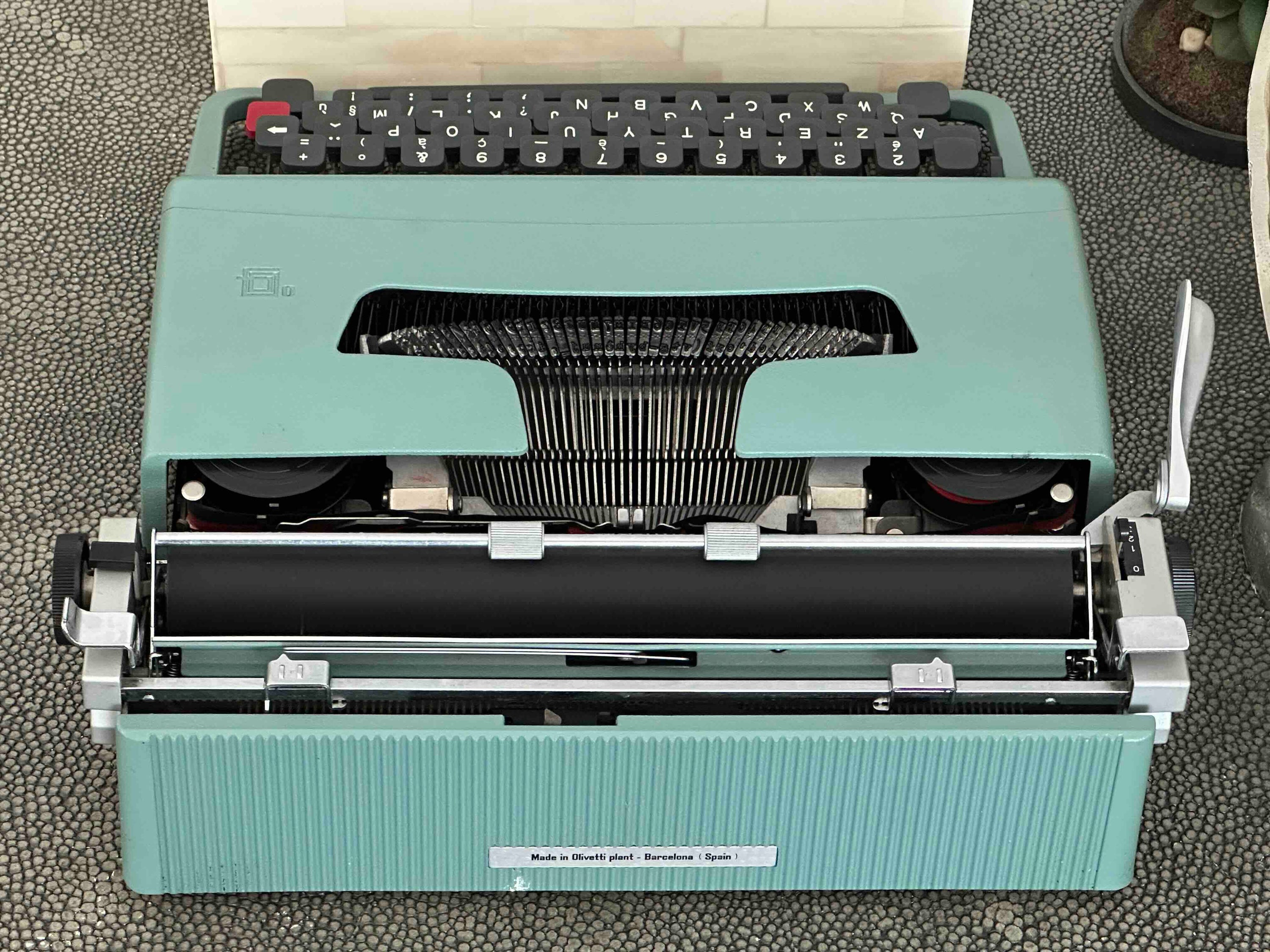 Olivetti Lettera 32 Typewriter with Azerty Layout, 1968, Made in Spain, Fully Functional