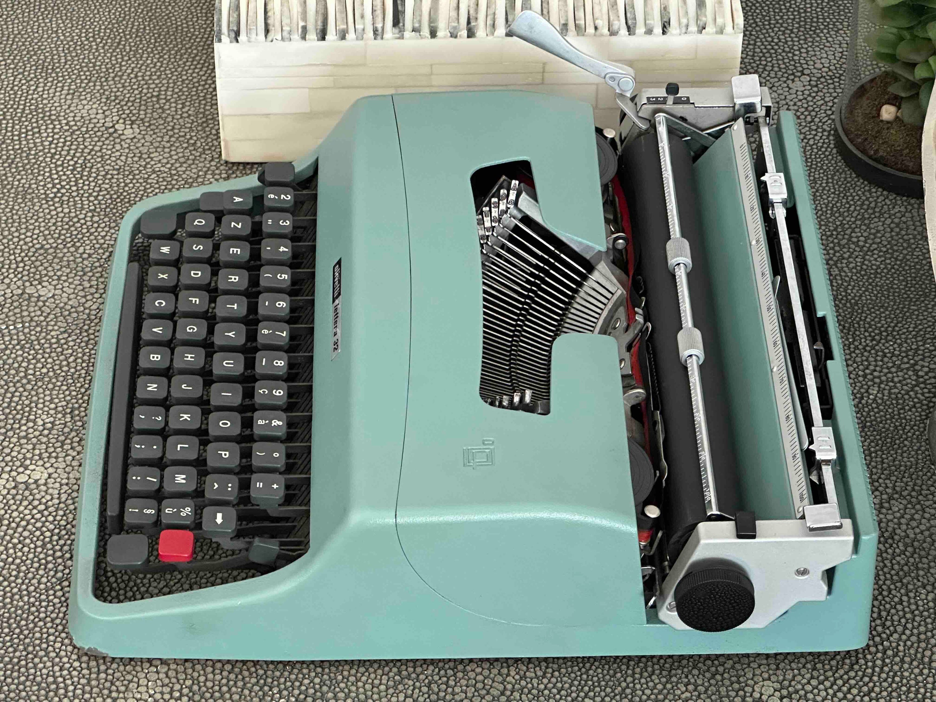 Olivetti Lettera 32 Typewriter with Azerty Layout, 1968, Made in Spain, Fully Functional