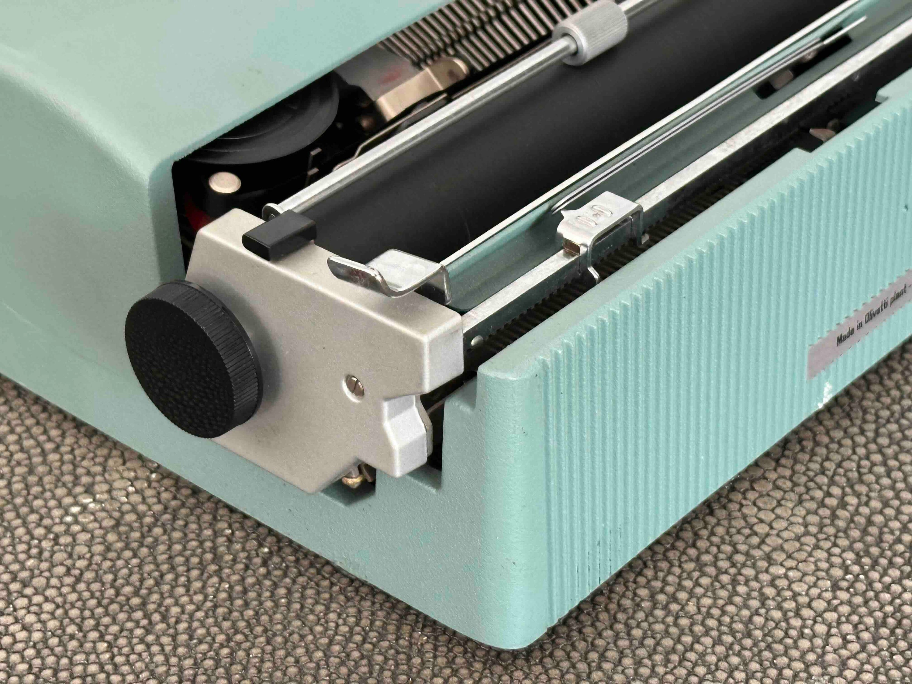 Olivetti Lettera 32 Typewriter with Azerty Layout, 1968, Made in Spain, Fully Functional