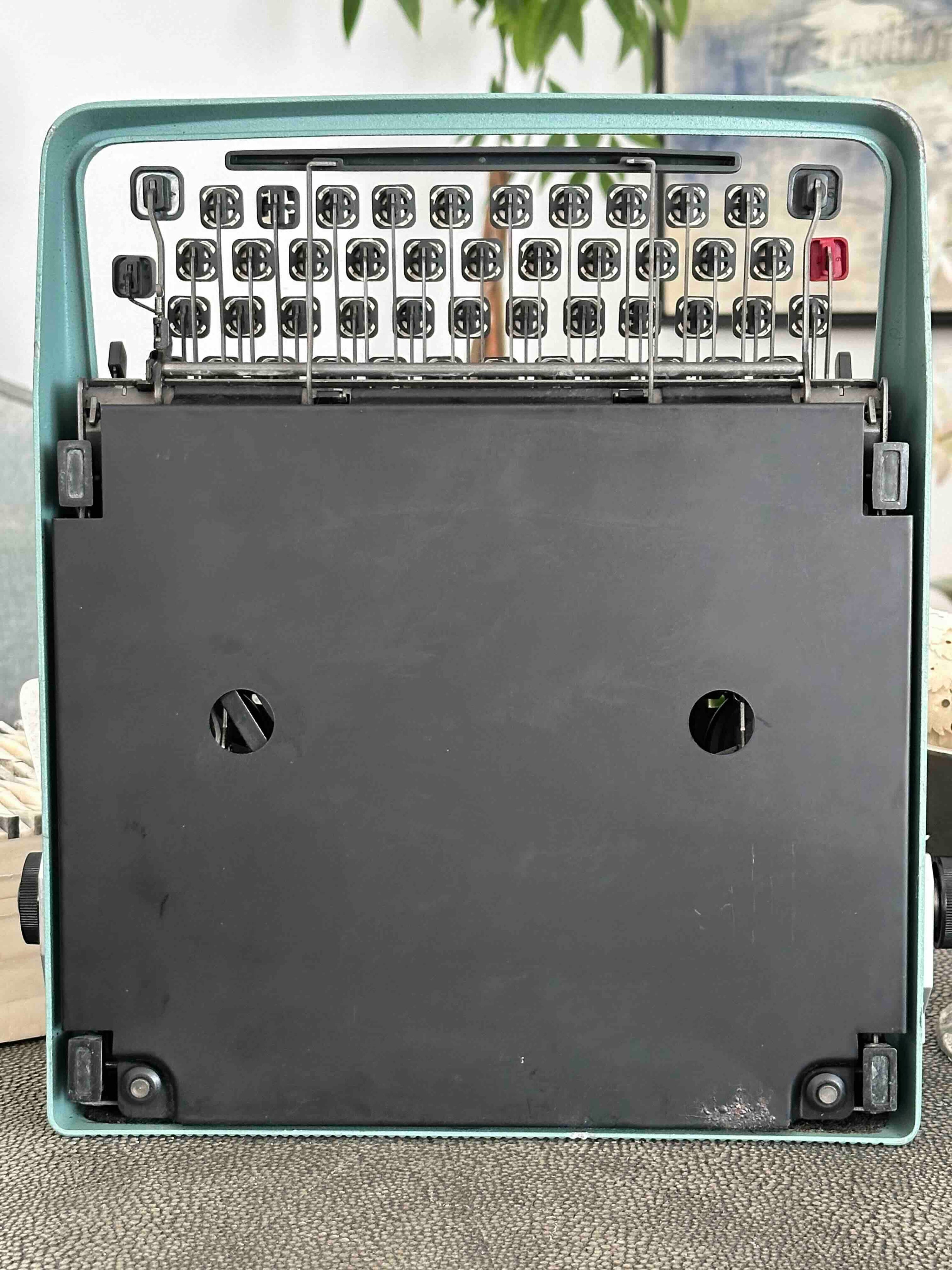Olivetti Lettera 32 Typewriter with Azerty Layout, 1968, Made in Spain, Fully Functional