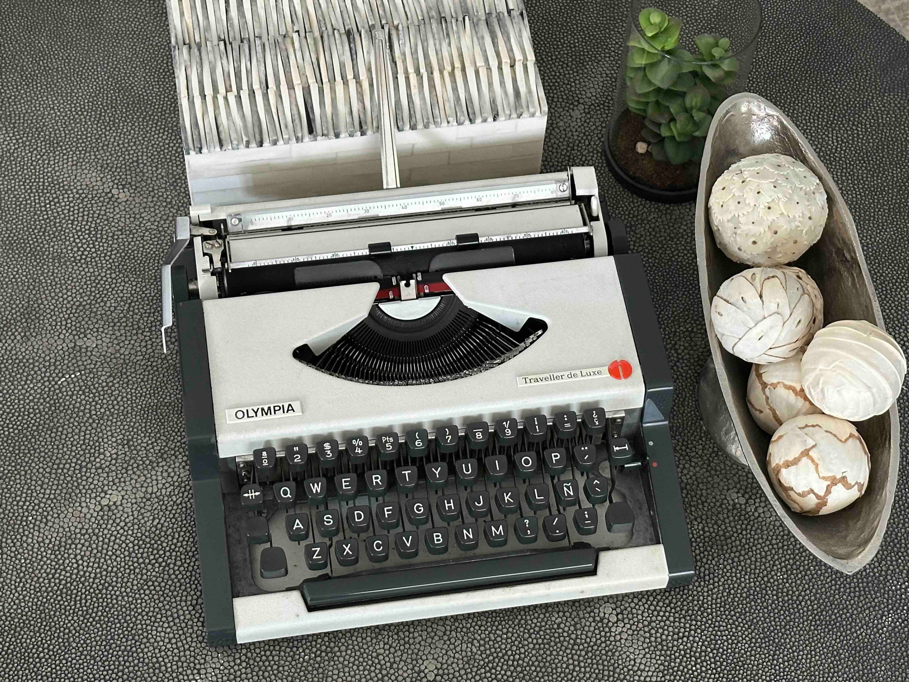 Olympia Traveller de Luxe Portable Typewriter with Qwerty Layout, 1970-80s, Fully Functional