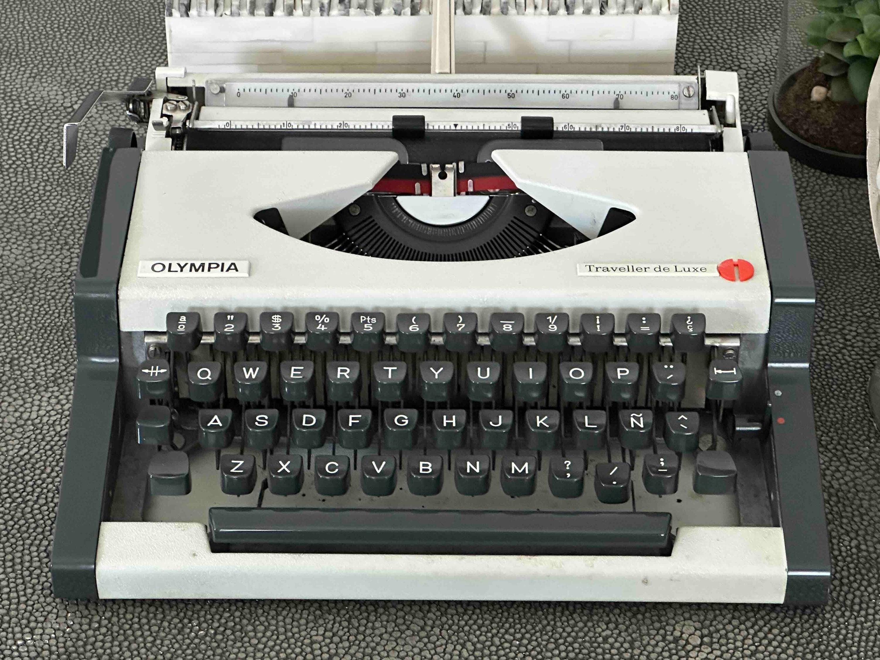 Olympia Traveller de Luxe Portable Typewriter with Qwerty Layout, 1970-80s, Fully Functional
