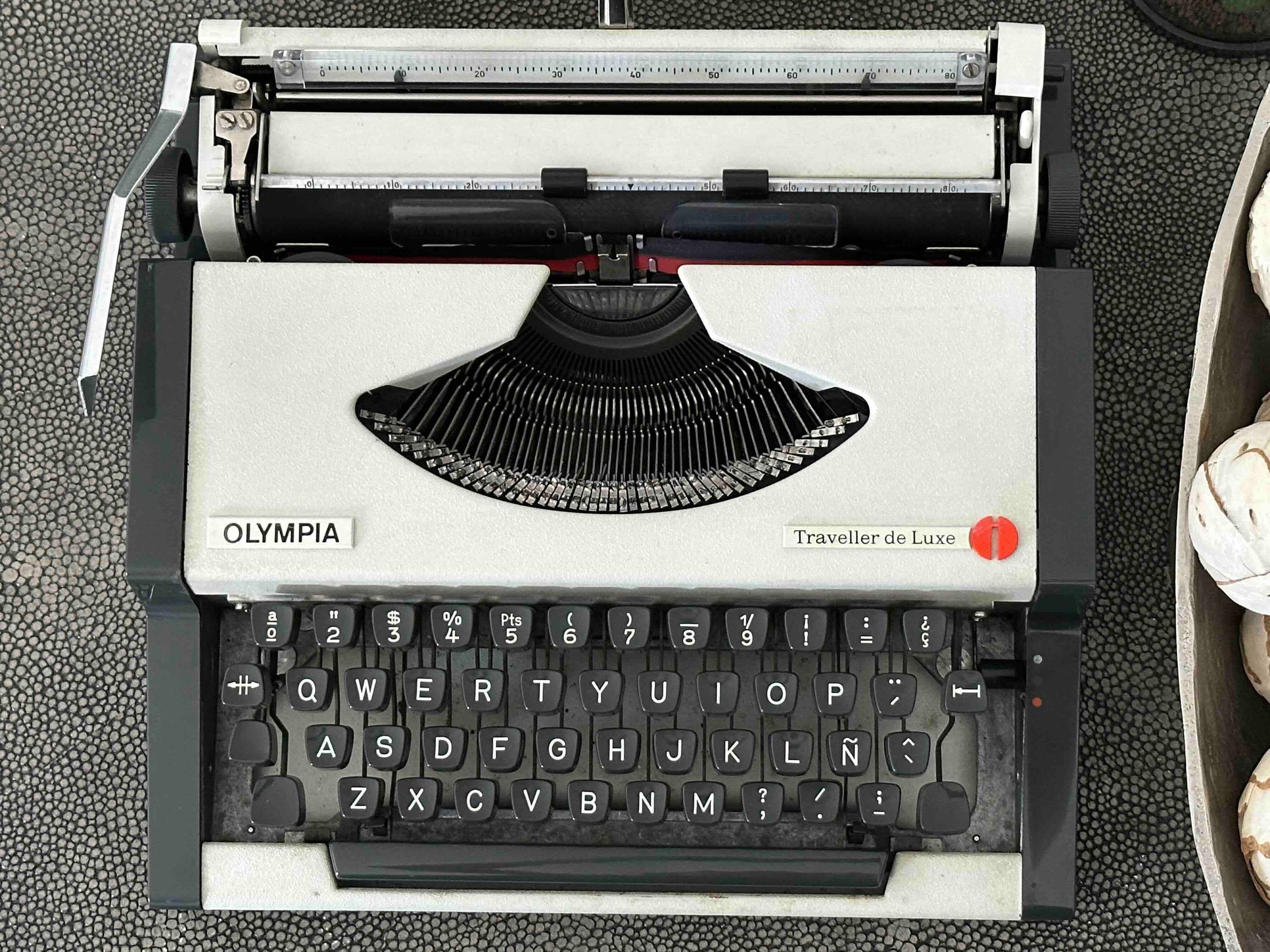 Olympia Traveller de Luxe Portable Typewriter with Qwerty Layout, 1970-80s, Fully Functional