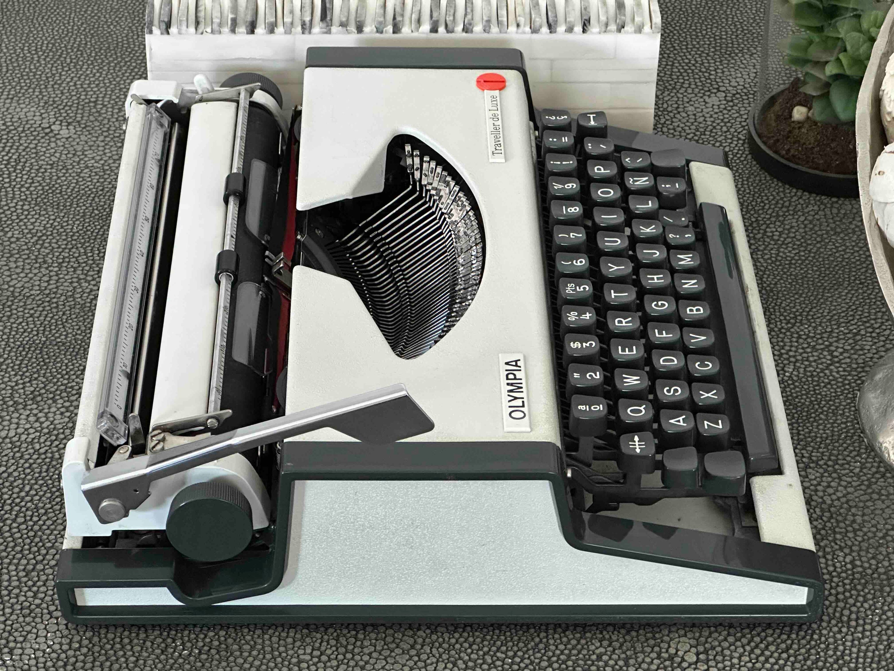 Olympia Traveller de Luxe Portable Typewriter with Qwerty Layout, 1970-80s, Fully Functional