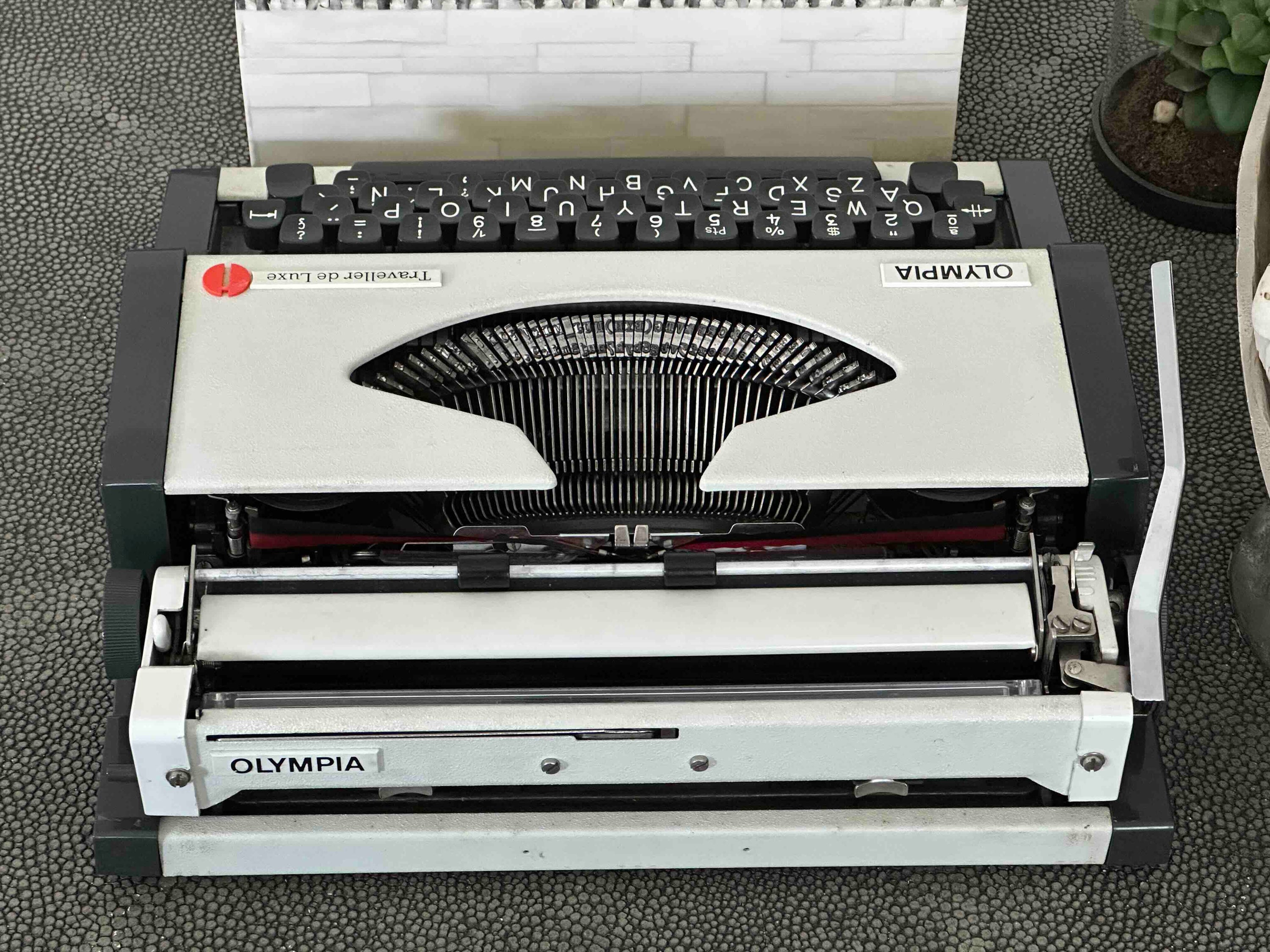 Olympia Traveller de Luxe Portable Typewriter with Qwerty Layout, 1970-80s, Fully Functional