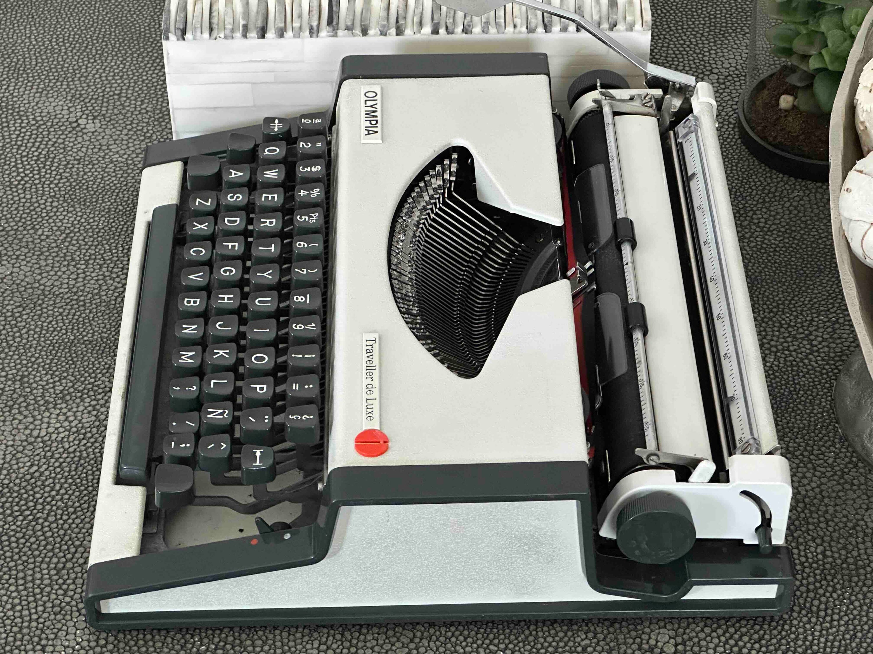Olympia Traveller de Luxe Portable Typewriter with Qwerty Layout, 1970-80s, Fully Functional