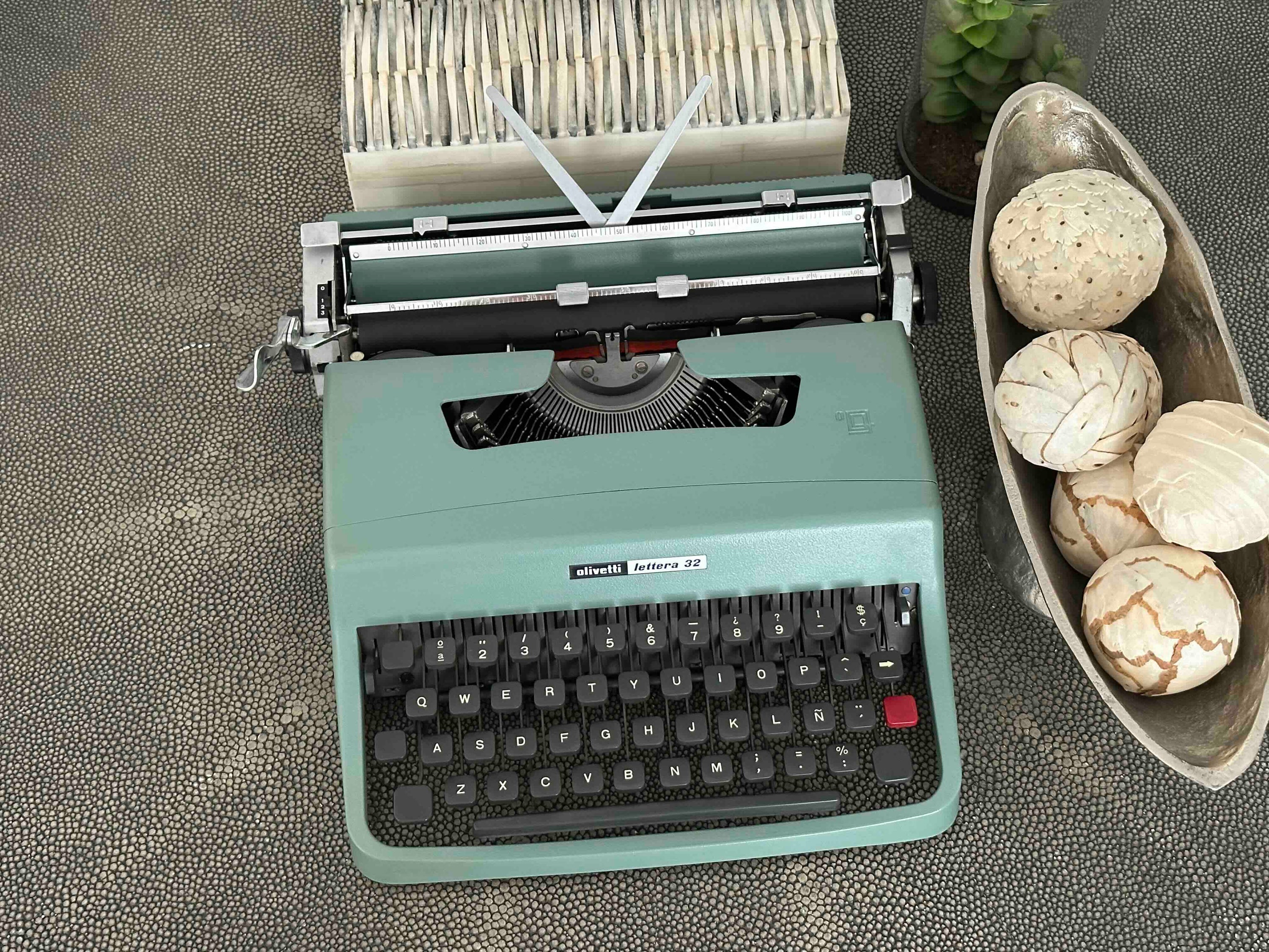 Olivetti Lettera 32 Typewriter with Qwerty Layout, 1968, Made in Spain, Fully Functional