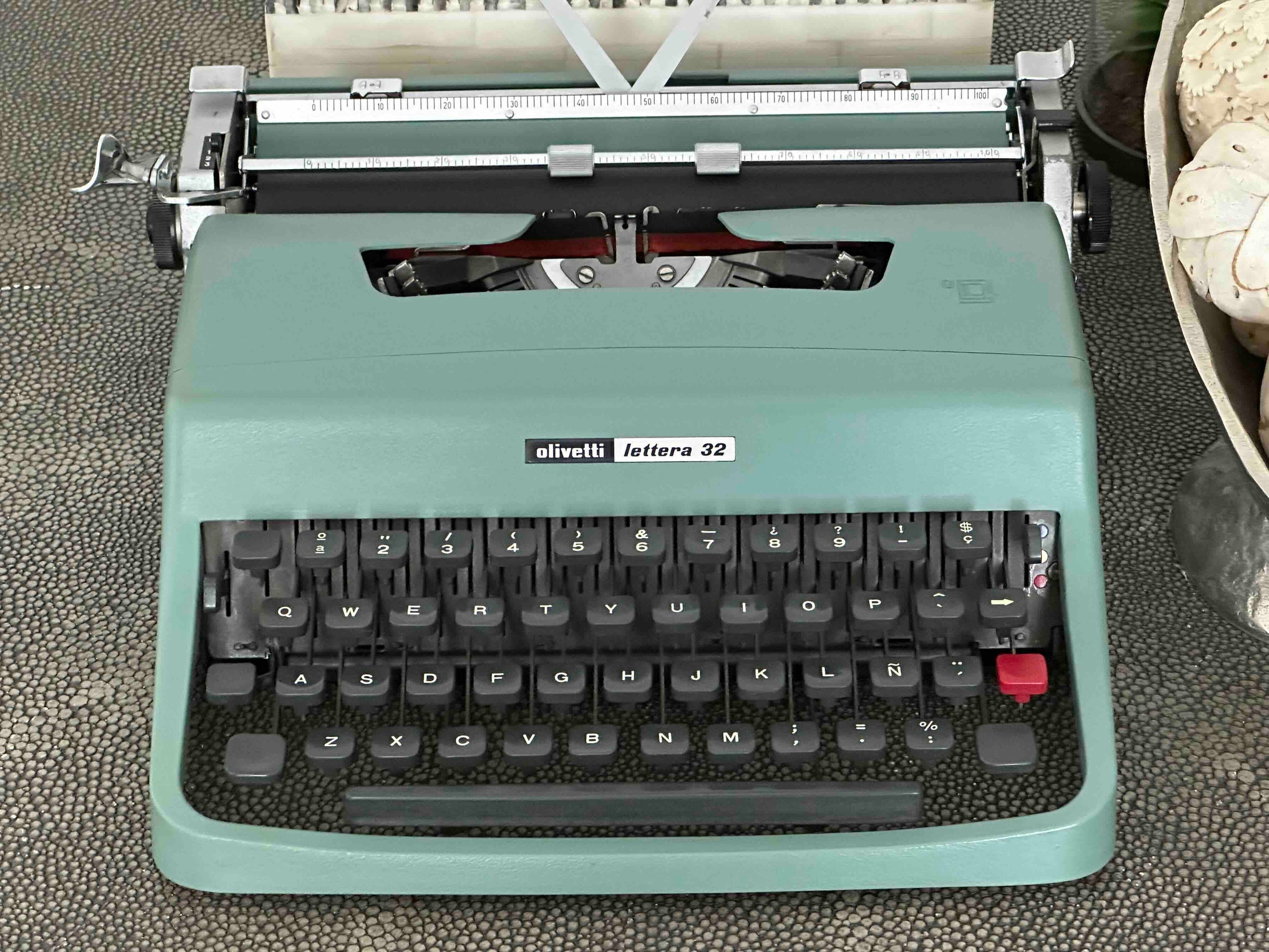 Olivetti Lettera 32 Typewriter with Qwerty Layout, 1968, Made in Spain, Fully Functional