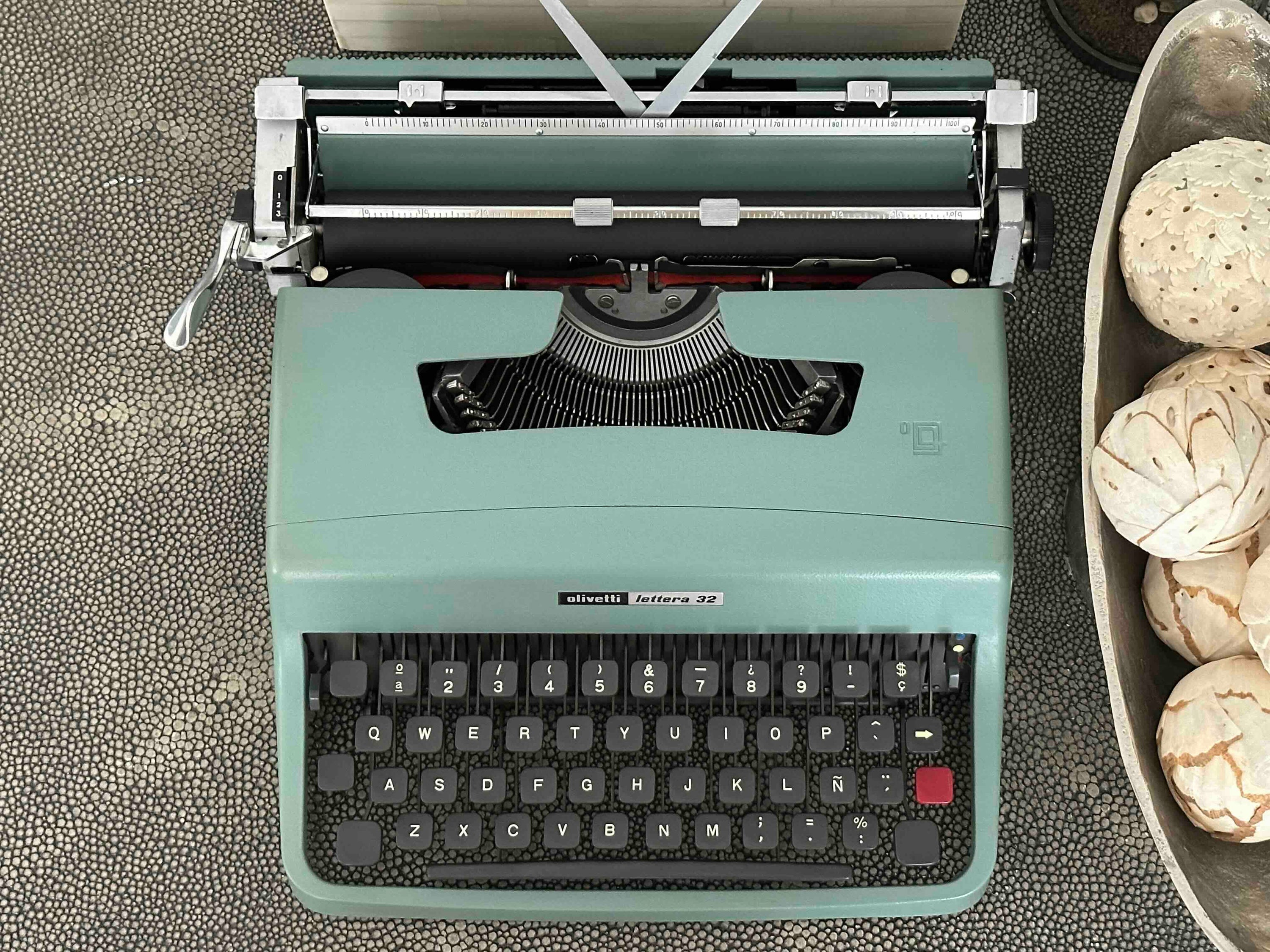 Olivetti Lettera 32 Typewriter with Qwerty Layout, 1968, Made in Spain, Fully Functional