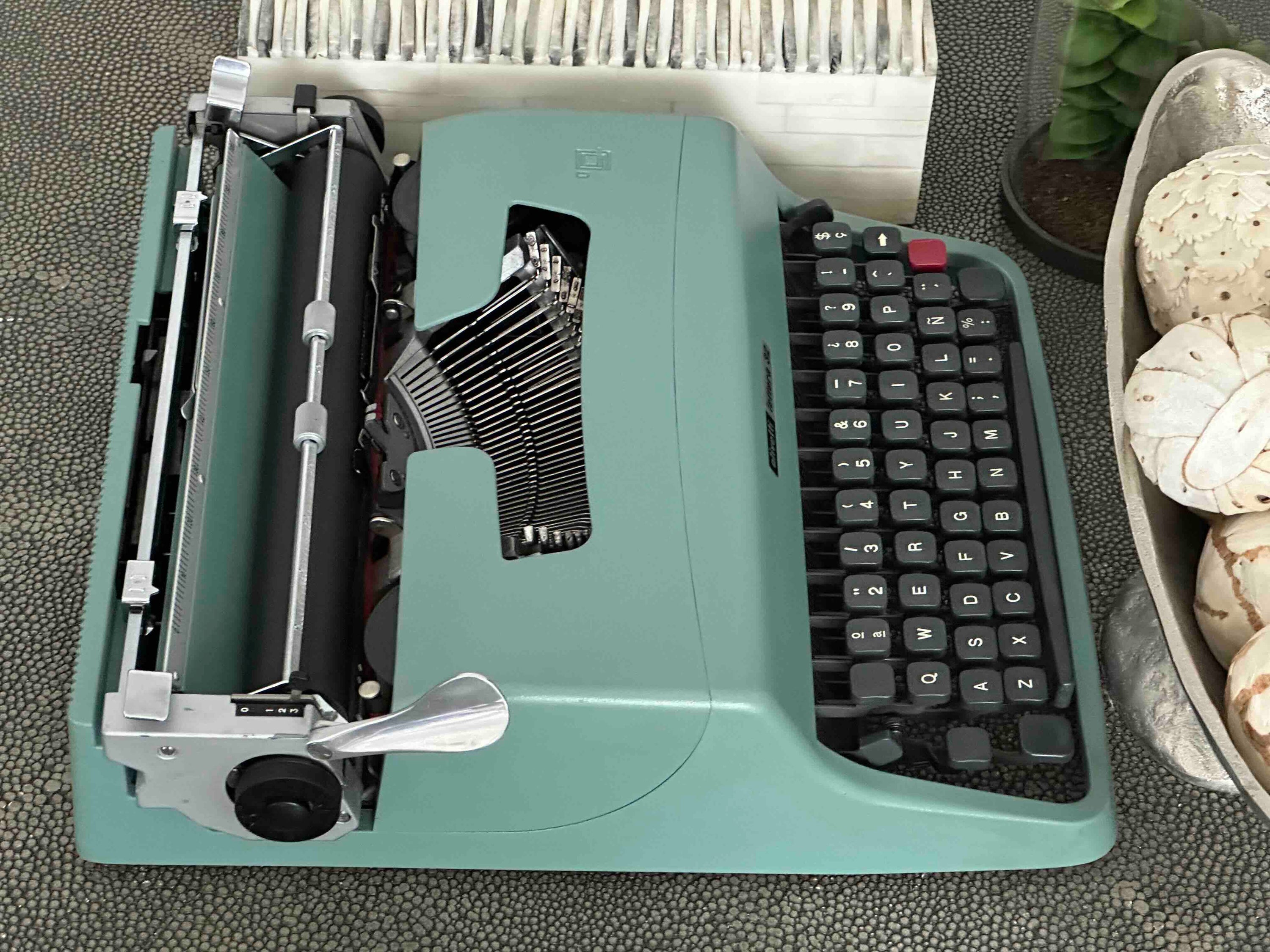 Olivetti Lettera 32 Typewriter with Qwerty Layout, 1968, Made in Spain, Fully Functional