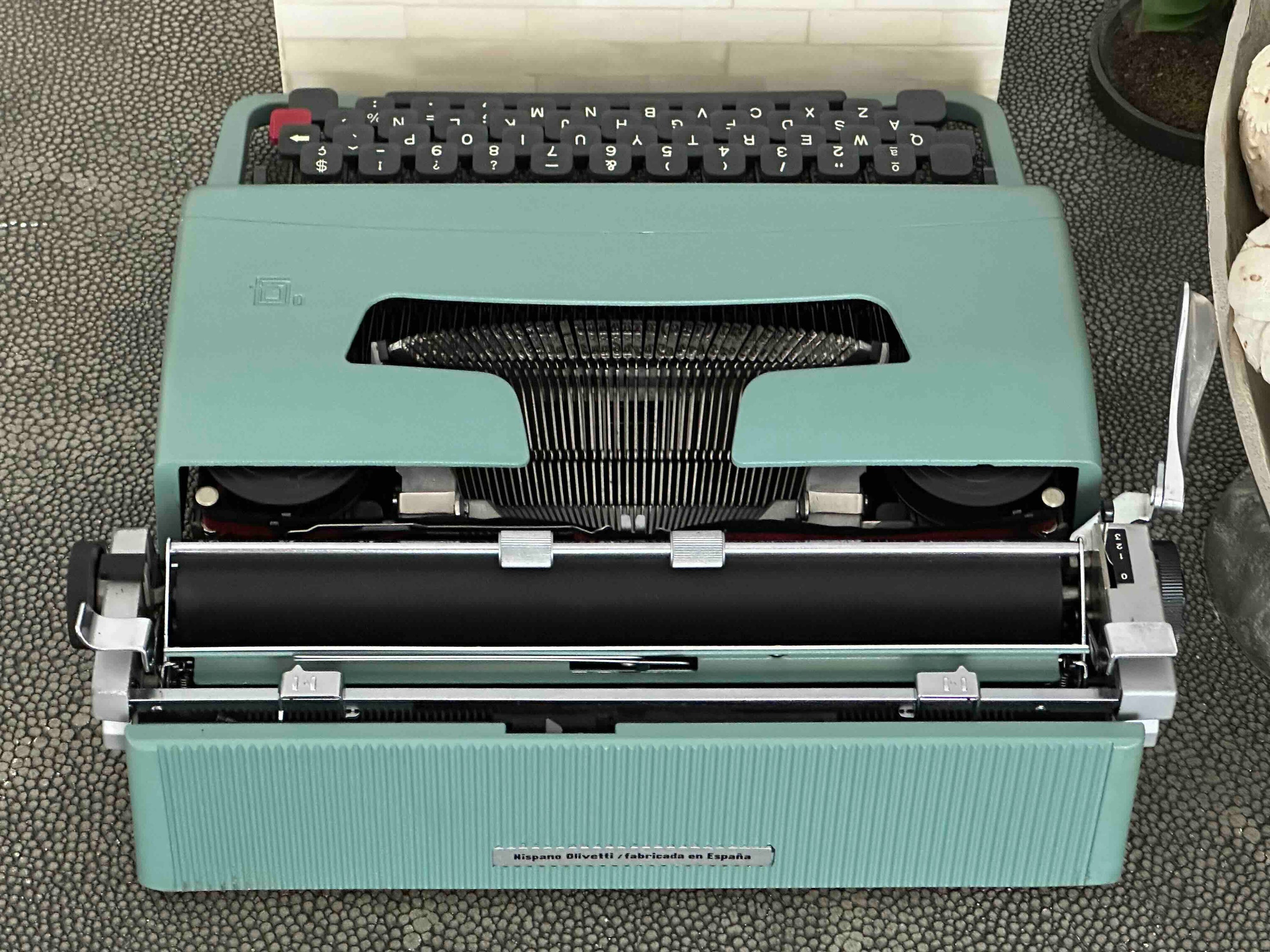Olivetti Lettera 32 Typewriter with Qwerty Layout, 1968, Made in Spain, Fully Functional