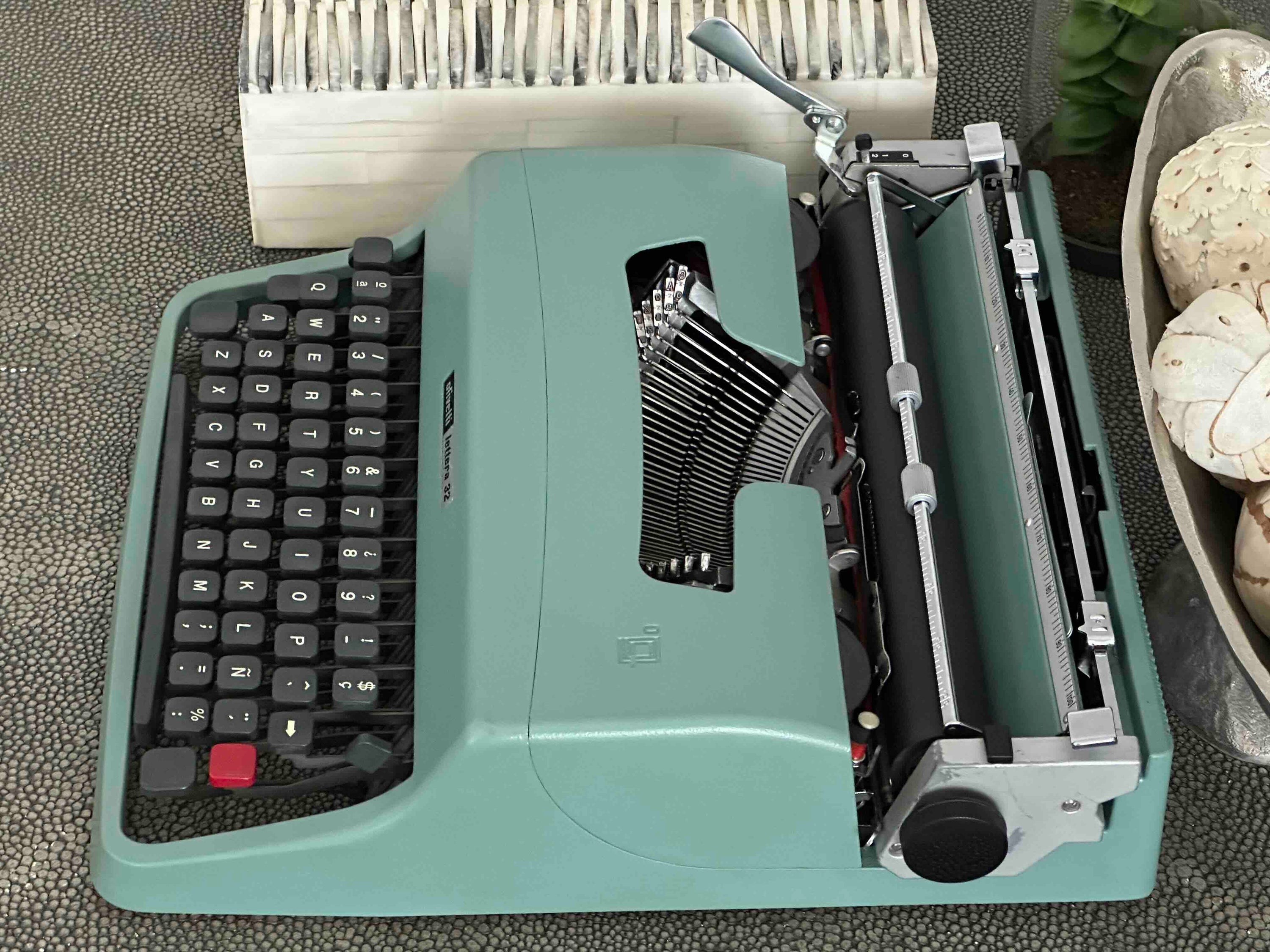 Olivetti Lettera 32 Typewriter with Qwerty Layout, 1968, Made in Spain, Fully Functional