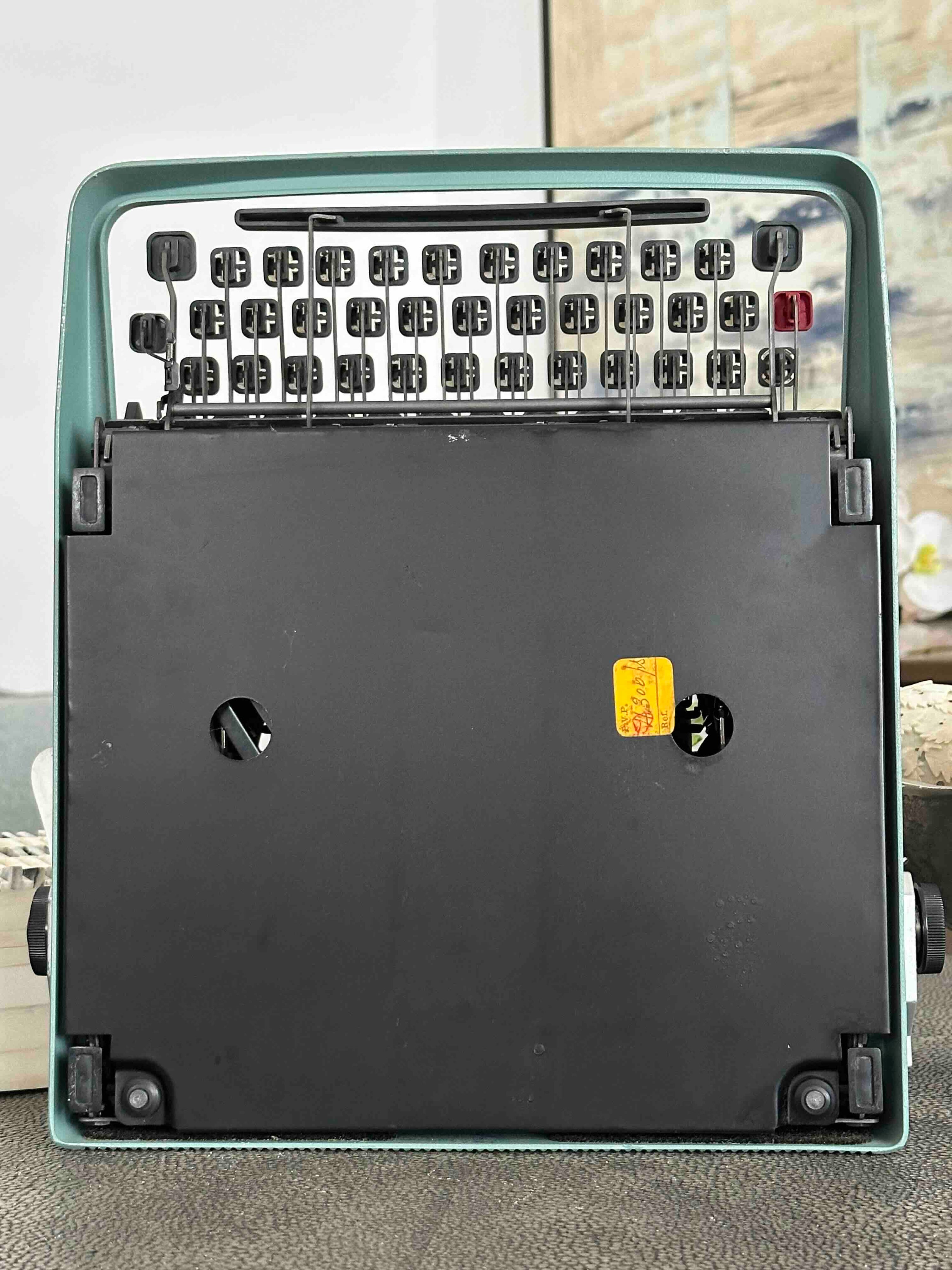 Olivetti Lettera 32 Typewriter with Qwerty Layout, 1968, Made in Spain, Fully Functional