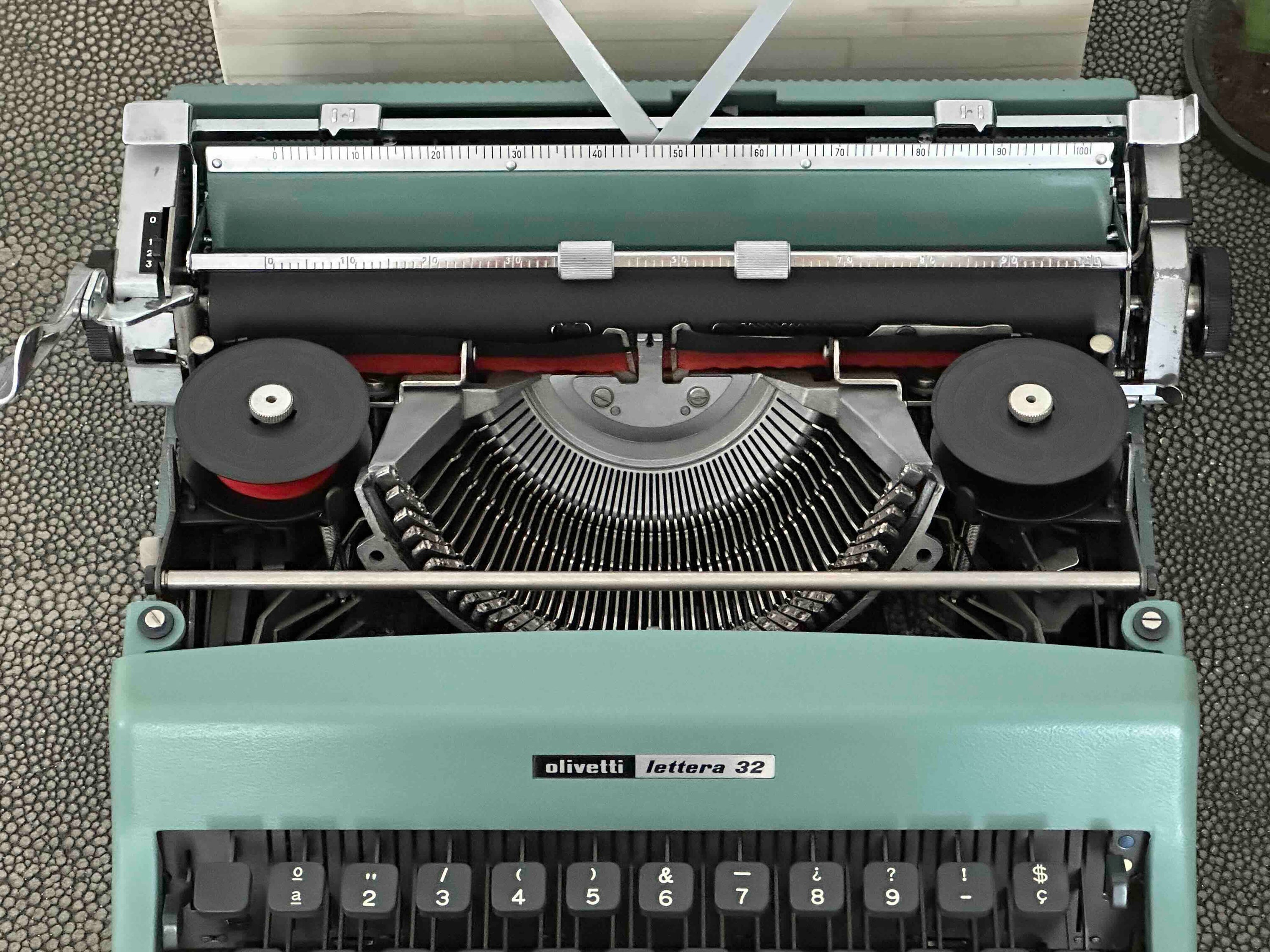 Olivetti Lettera 32 Typewriter with Qwerty Layout, 1968, Made in Spain, Fully Functional
