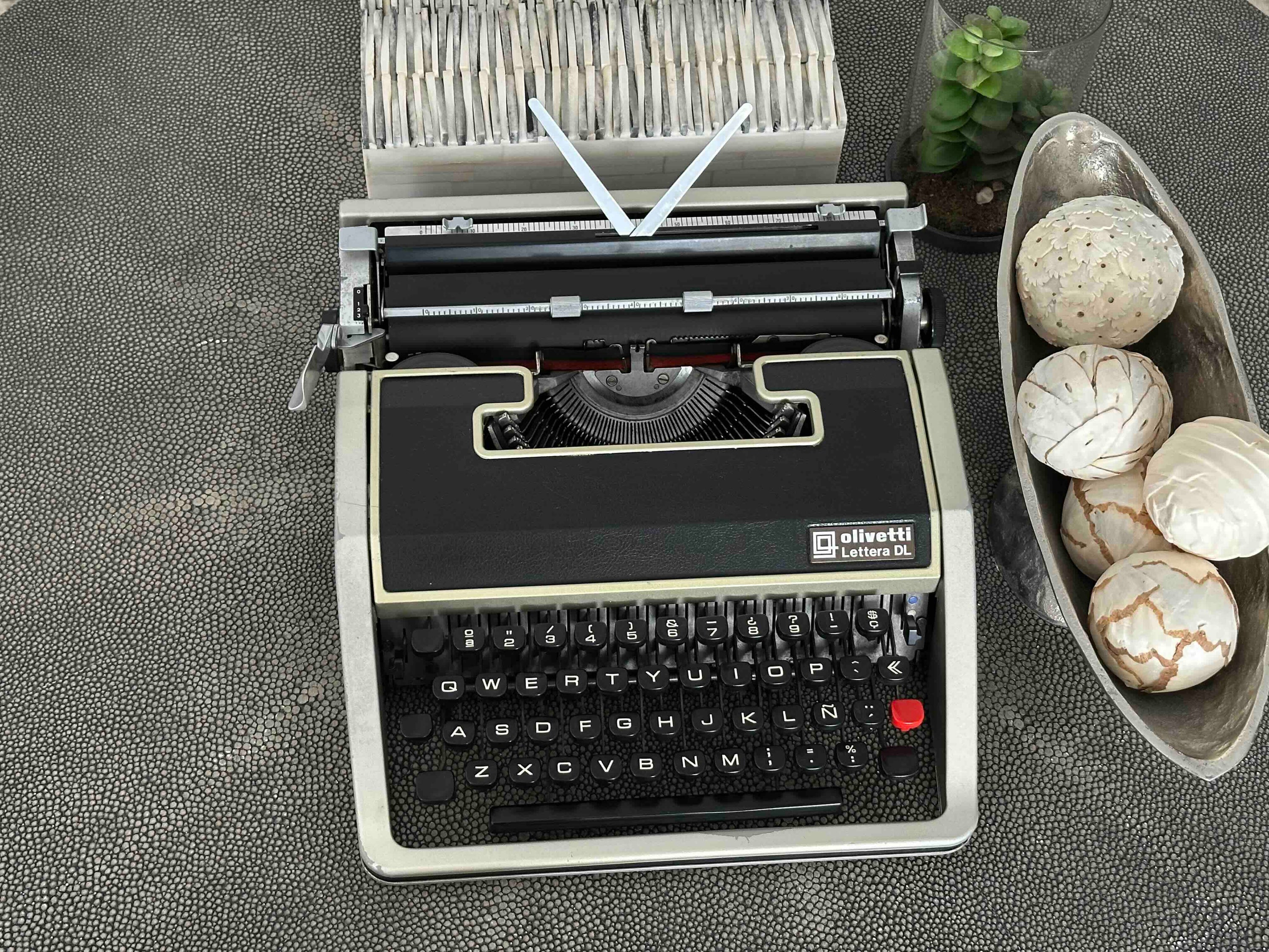 Olivetti Lettera DL Typewriter with Qwerty Layout, 1970s, Made in Spain, Fully Functional