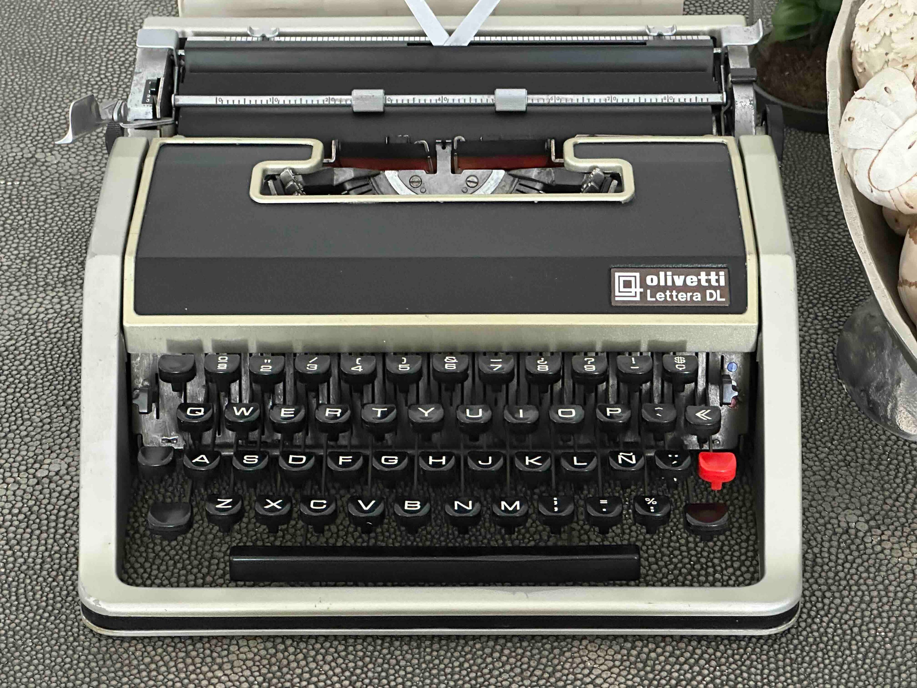 Olivetti Lettera DL Typewriter with Qwerty Layout, 1970s, Made in Spain, Fully Functional