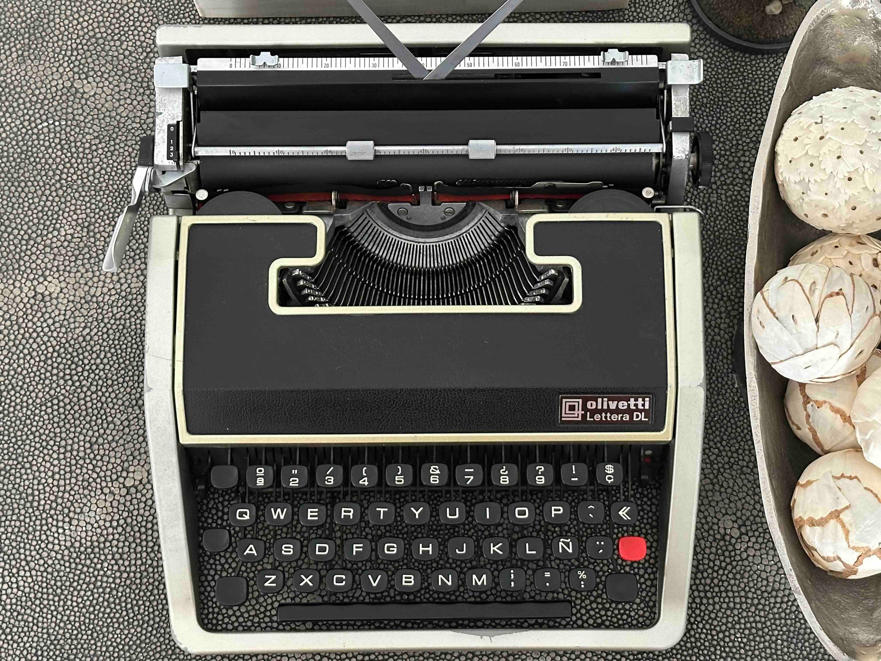Olivetti Lettera DL Typewriter with Qwerty Layout, 1970s, Made in Spain, Fully Functional