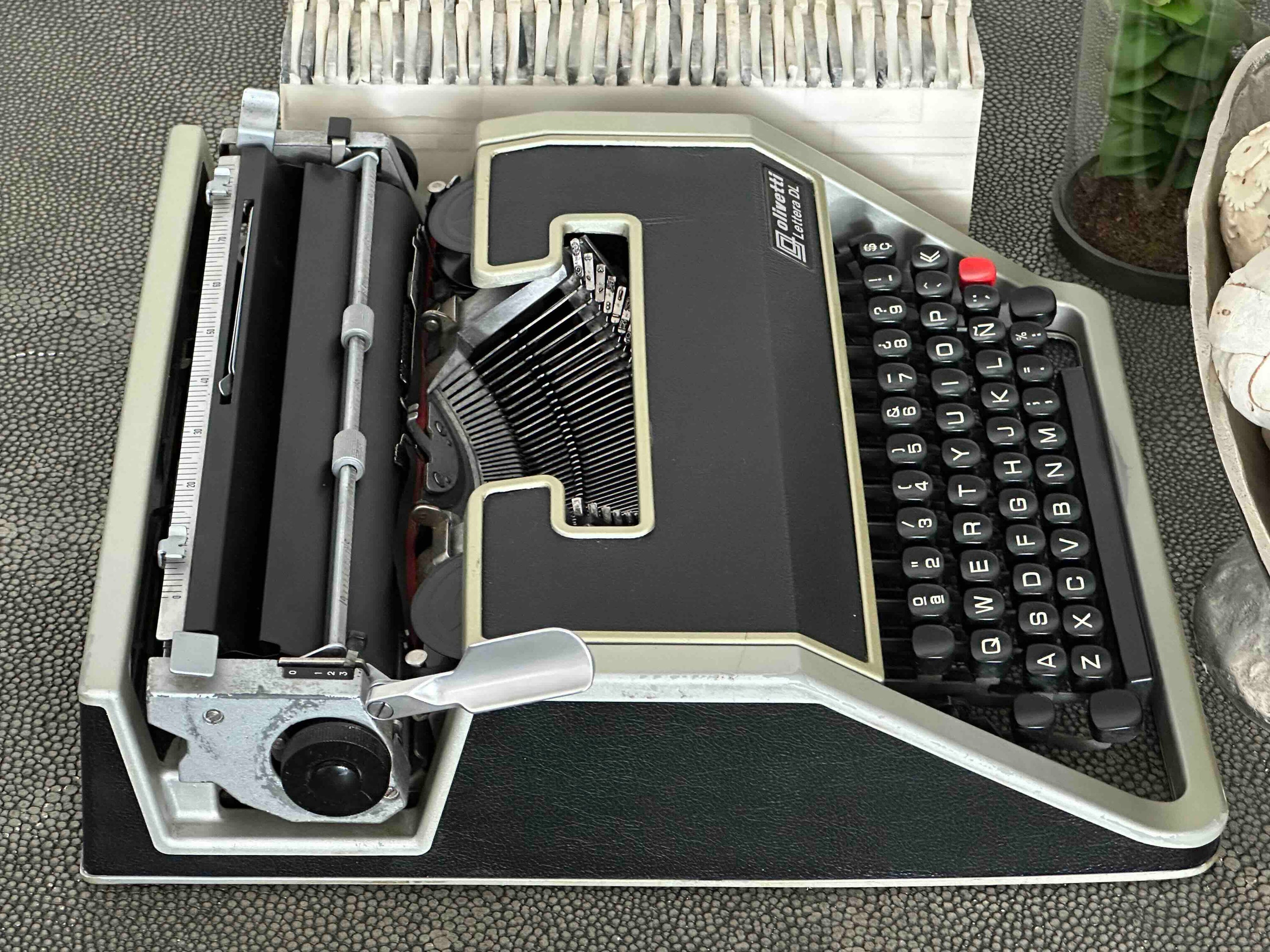 Olivetti Lettera DL Typewriter with Qwerty Layout, 1970s, Made in Spain, Fully Functional