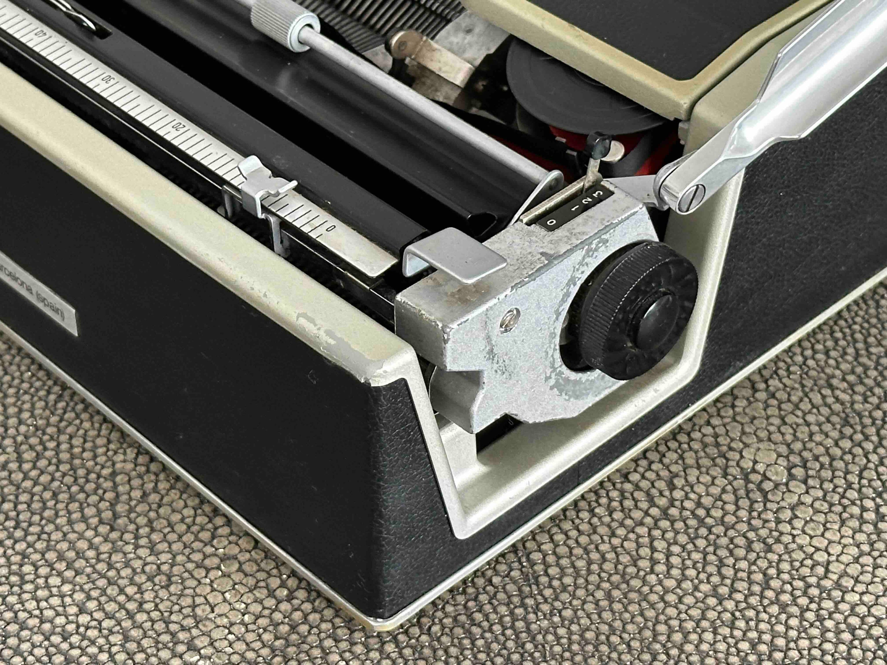 Olivetti Lettera DL Typewriter with Qwerty Layout, 1970s, Made in Spain, Fully Functional