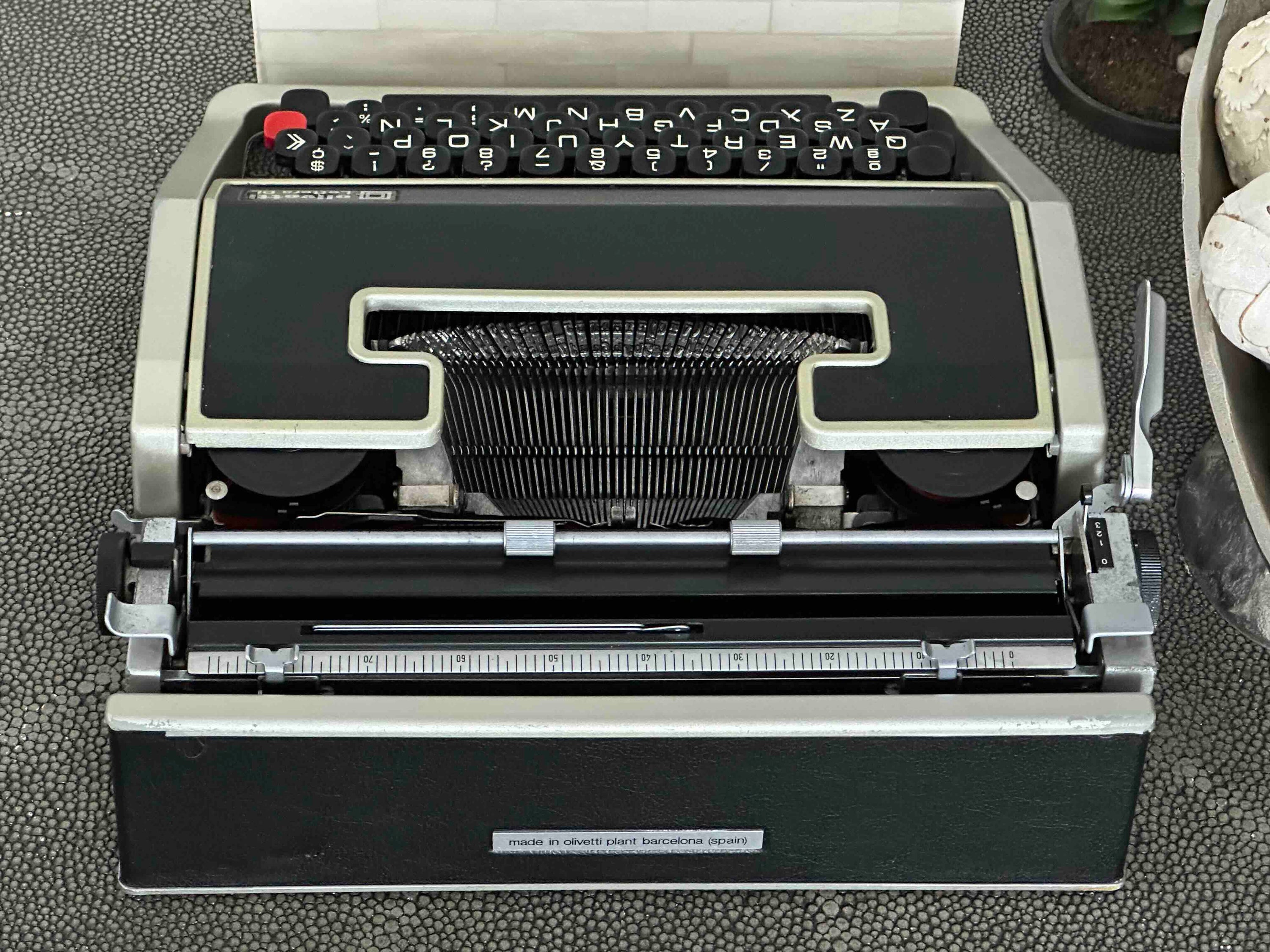 Olivetti Lettera DL Typewriter with Qwerty Layout, 1970s, Made in Spain, Fully Functional